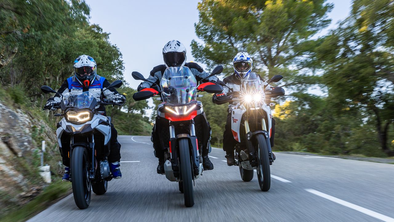 Comparativa trail medias: Aprilia Tuareg 660, BMW F 750 GS y Yamaha Ténéré 700