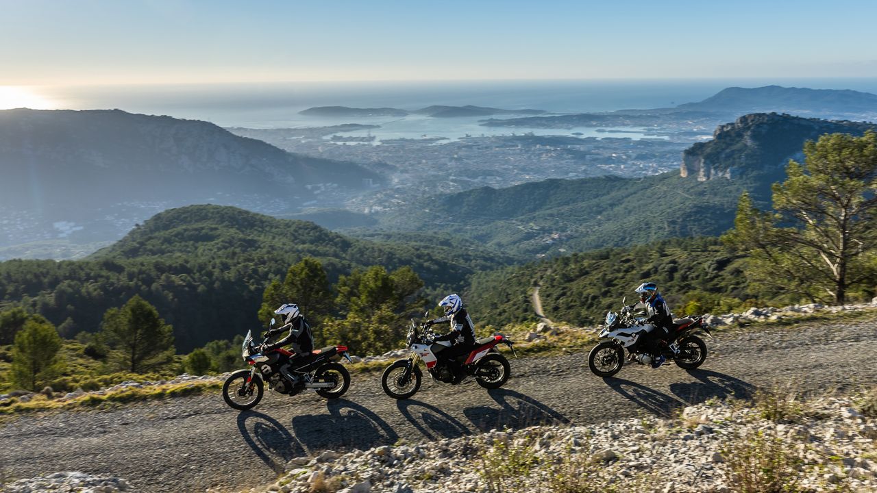 Comparativa trail medias: Aprilia Tuareg 660, BMW F 750 GS y Yamaha Ténéré 700