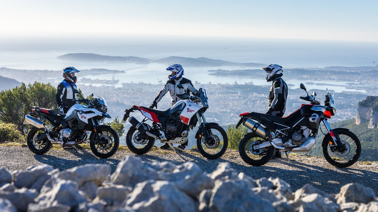Comparativa trail medias: Aprilia Tuareg 660, BMW F 750 GS y Yamaha Ténéré 700