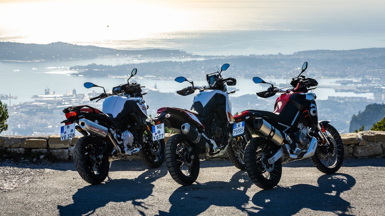 Comparativa trail medias: Aprilia Tuareg 660, BMW F 750 GS y Yamaha Ténéré 700