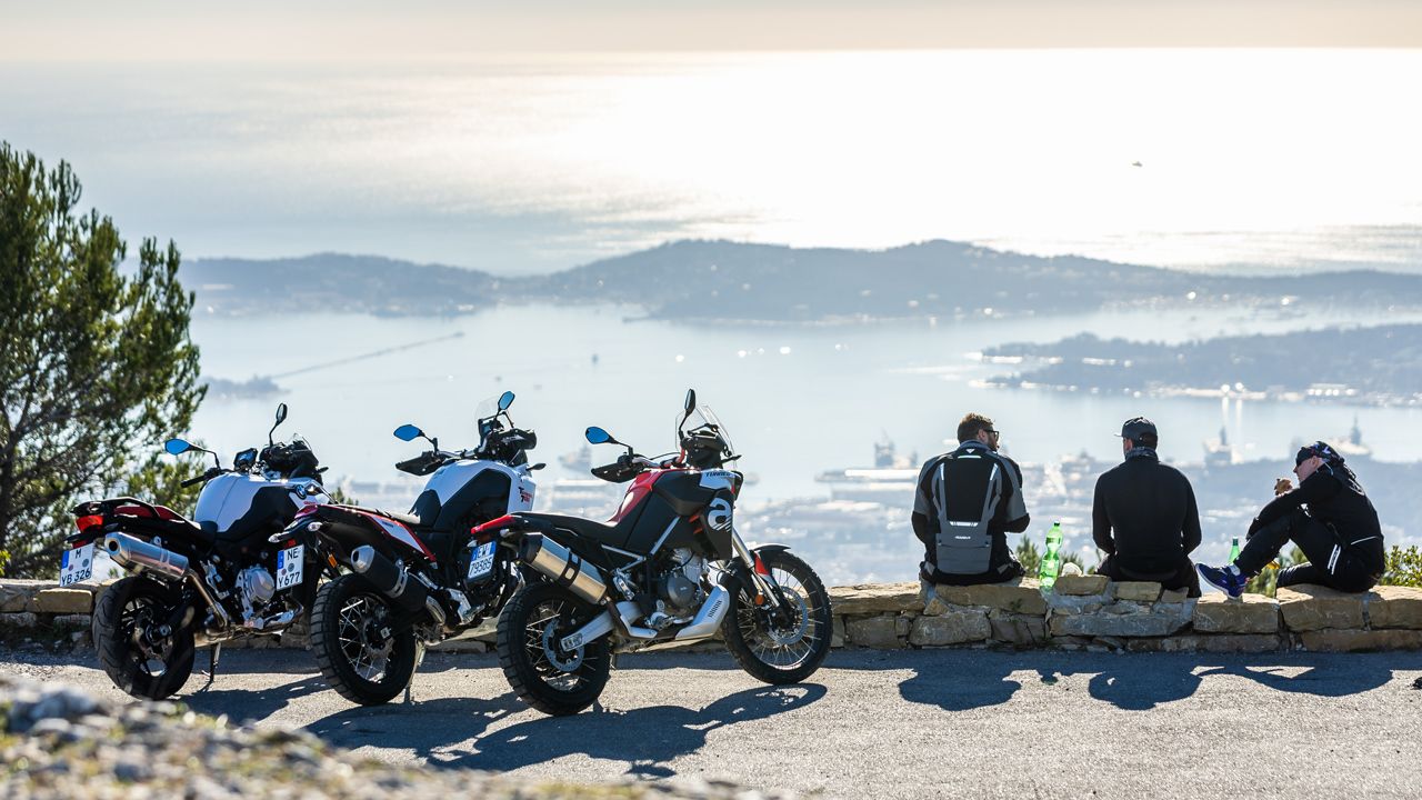 Comparativa trail medias: Aprilia Tuareg 660, BMW F 750 GS y Yamaha Ténéré 700