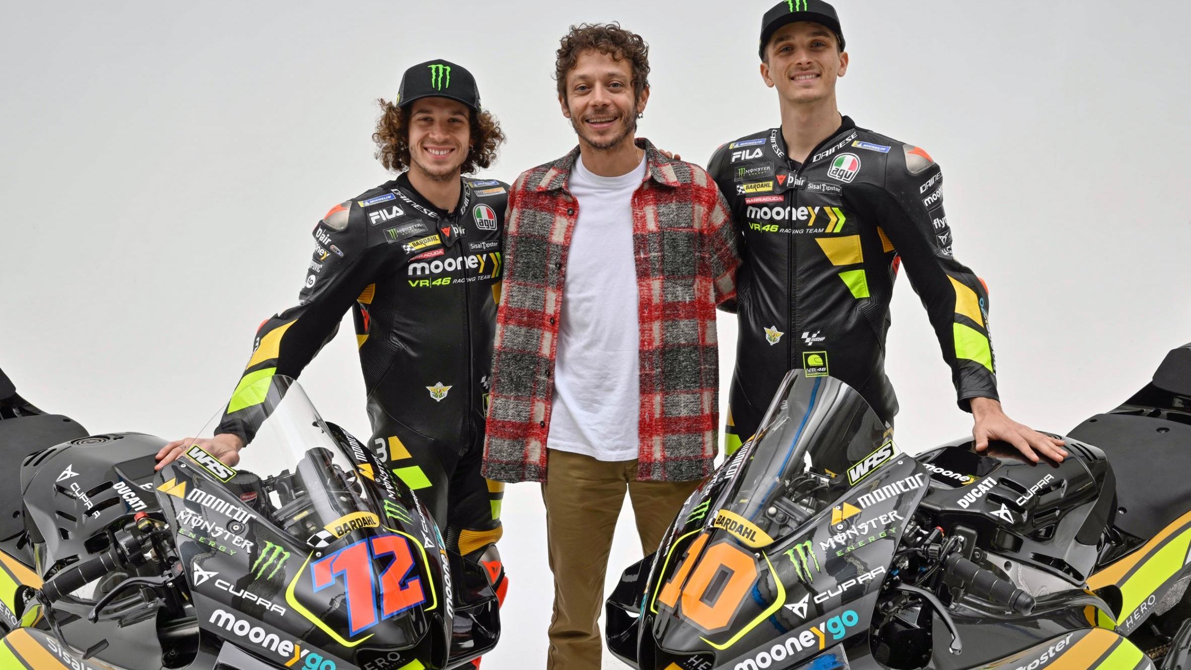 Marco Bezzecchi, Valentino Rossi y Luca Marini con las Ducati Desmosedici GP22 del Mooney VR46 para MotoGP 2023