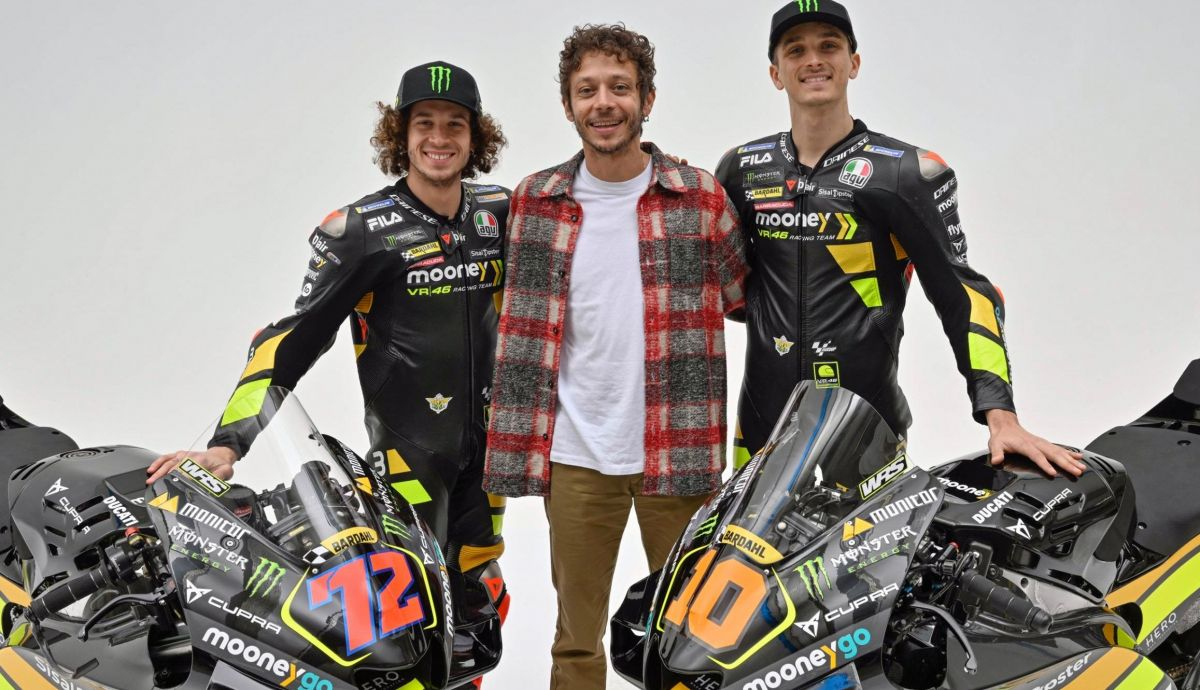 Marco Bezzecchi, Valentino Rossi y Luca Marini con las Ducati Desmosedici GP22 del Mooney VR46 para MotoGP 2023 Marco Bezzecchi, Valentino Rossi y Luca Marini con las Ducati Desmosedici GP22 del Mooney VR46 para MotoGP 2023