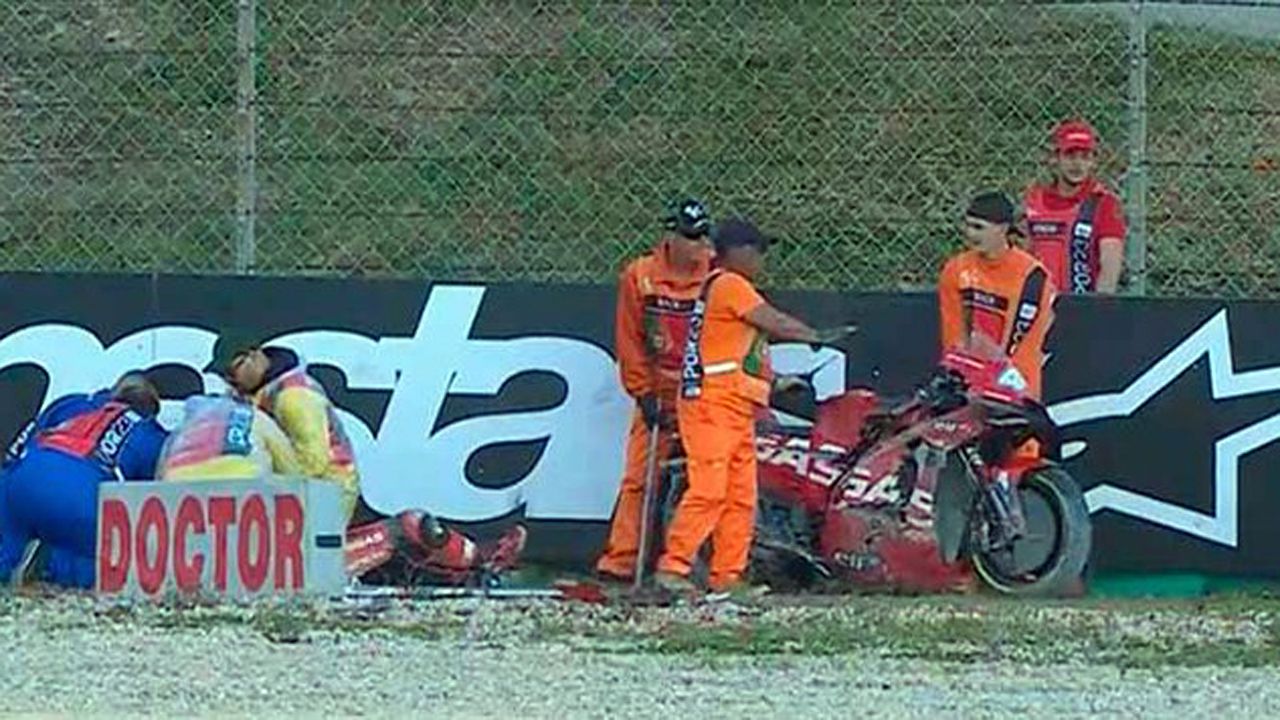 Minutos de tensión mientras atendían a Pol Espargaró en la pista.