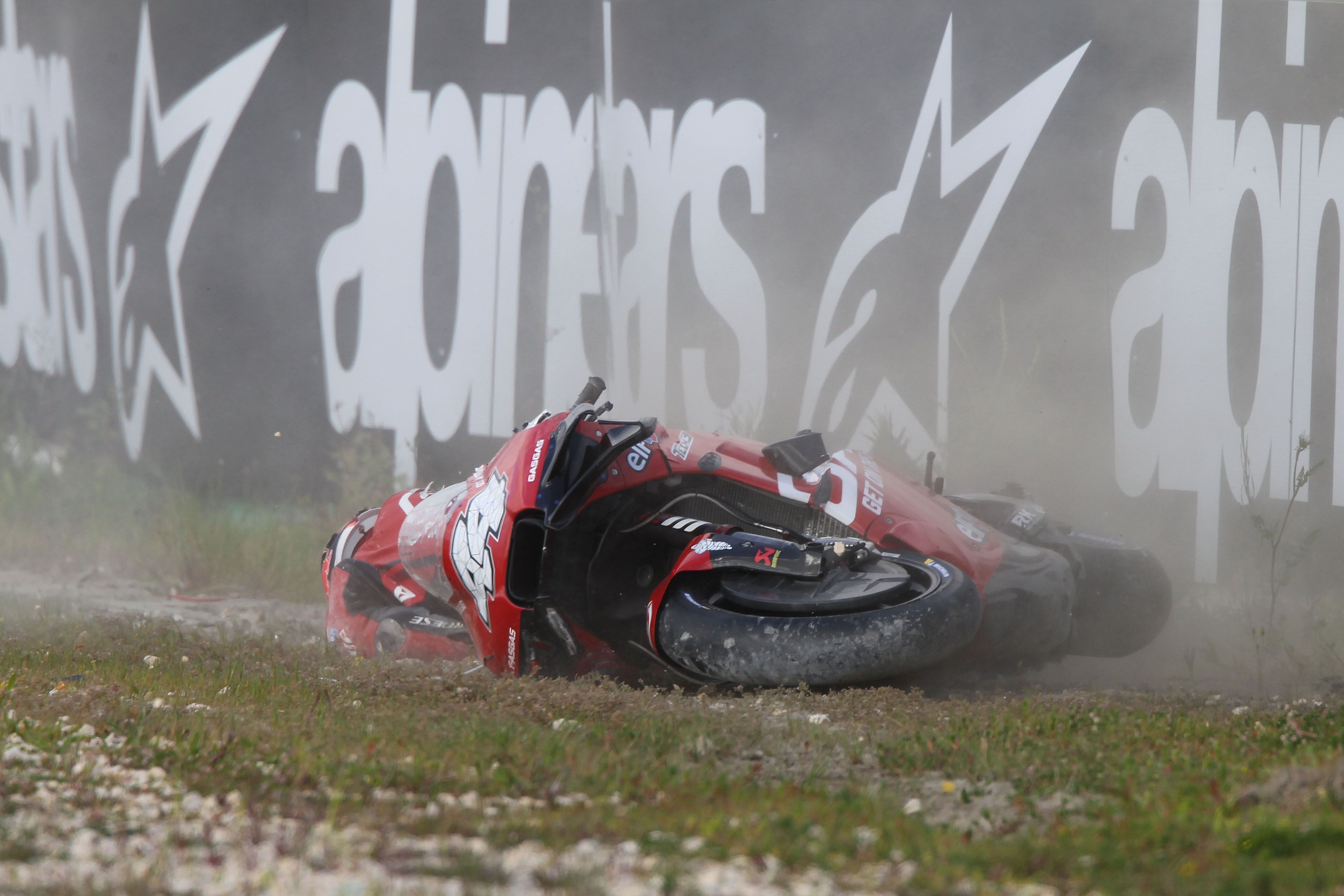 Pol Espargaró yace tendido después de impactar con un muro de neumáticos.