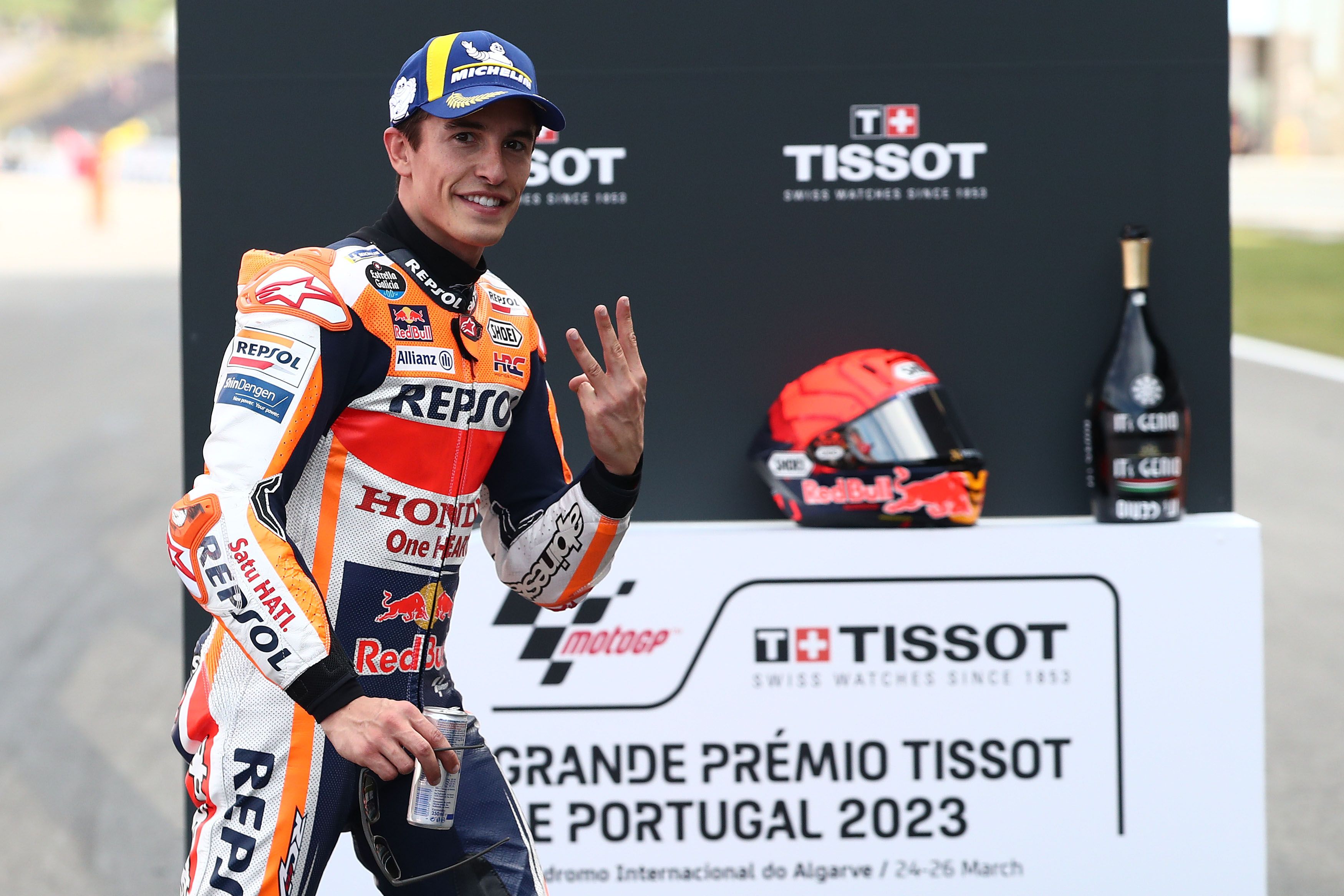 Marc Márquez celebra la tercera posición en la carrera sprint de Portugal.