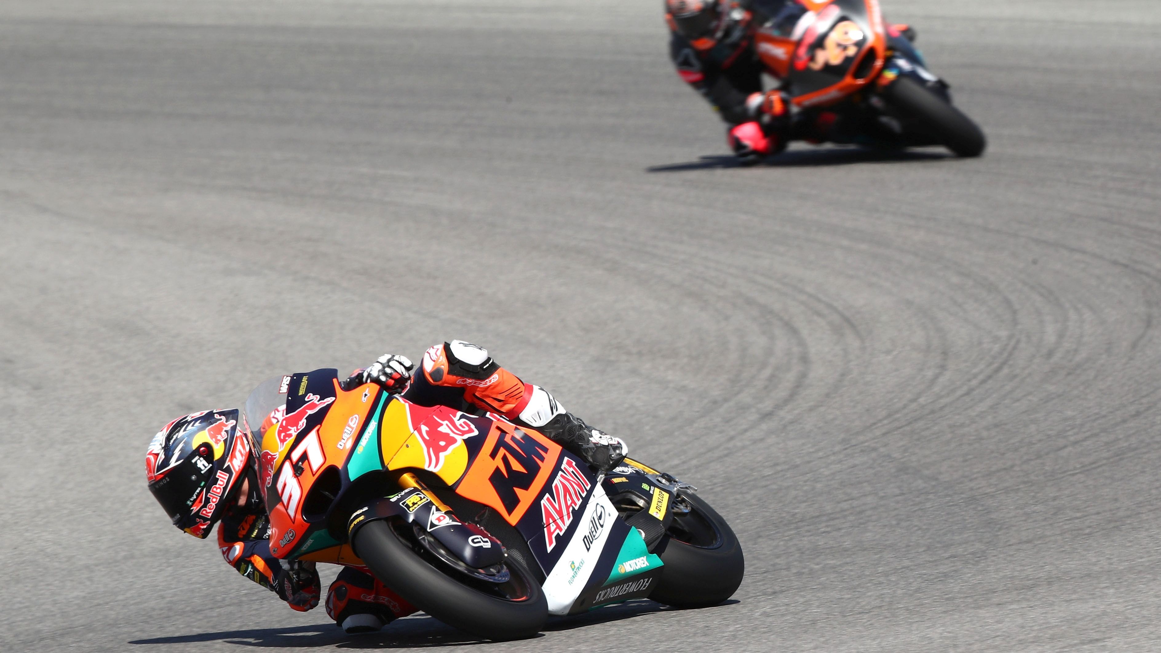 Pedro Acosta se va de Arón Canet rumbo al triunfo en Portimao