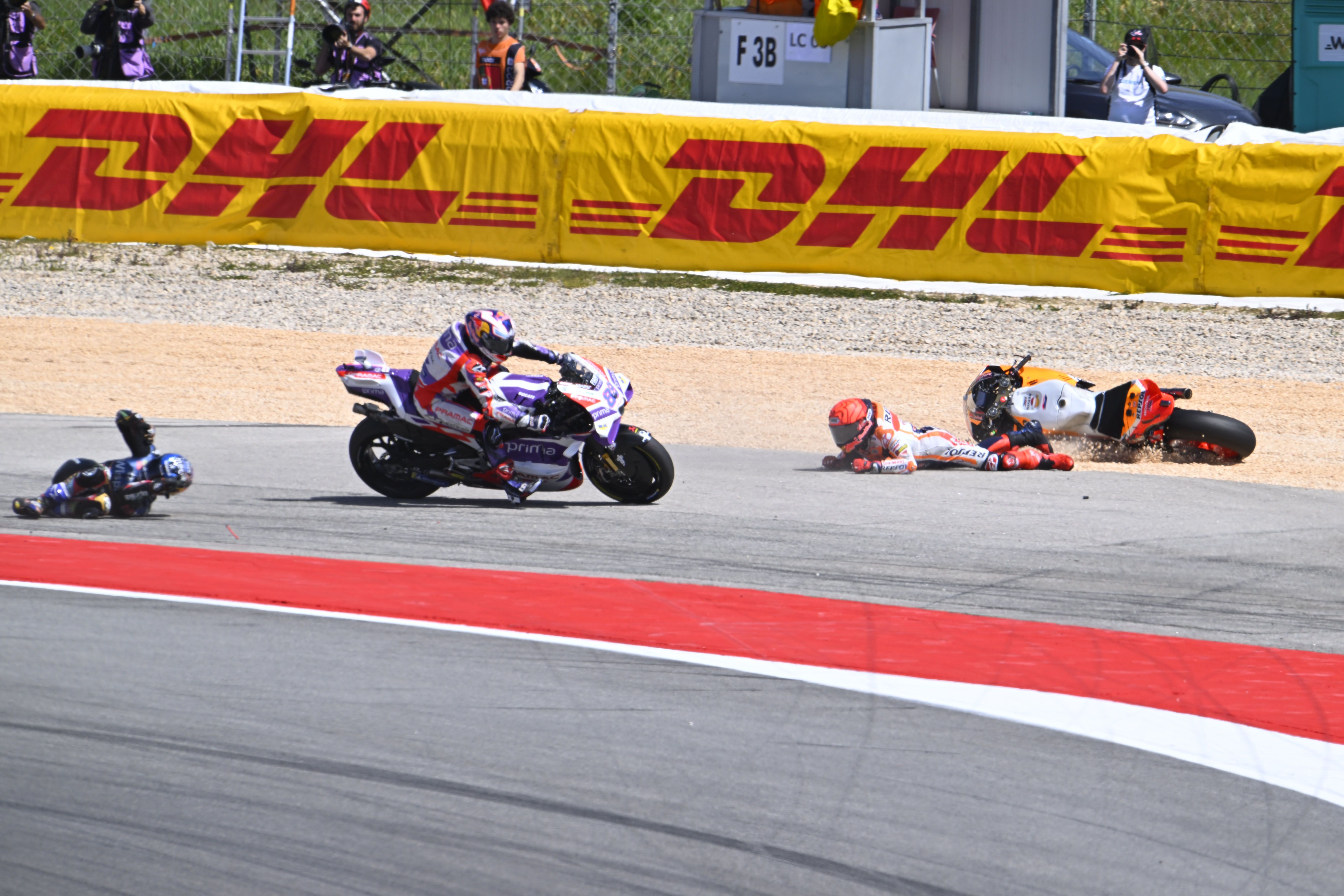 Momento en el que Márquez cae y se lleva por delante a Oliveira y a Martín.