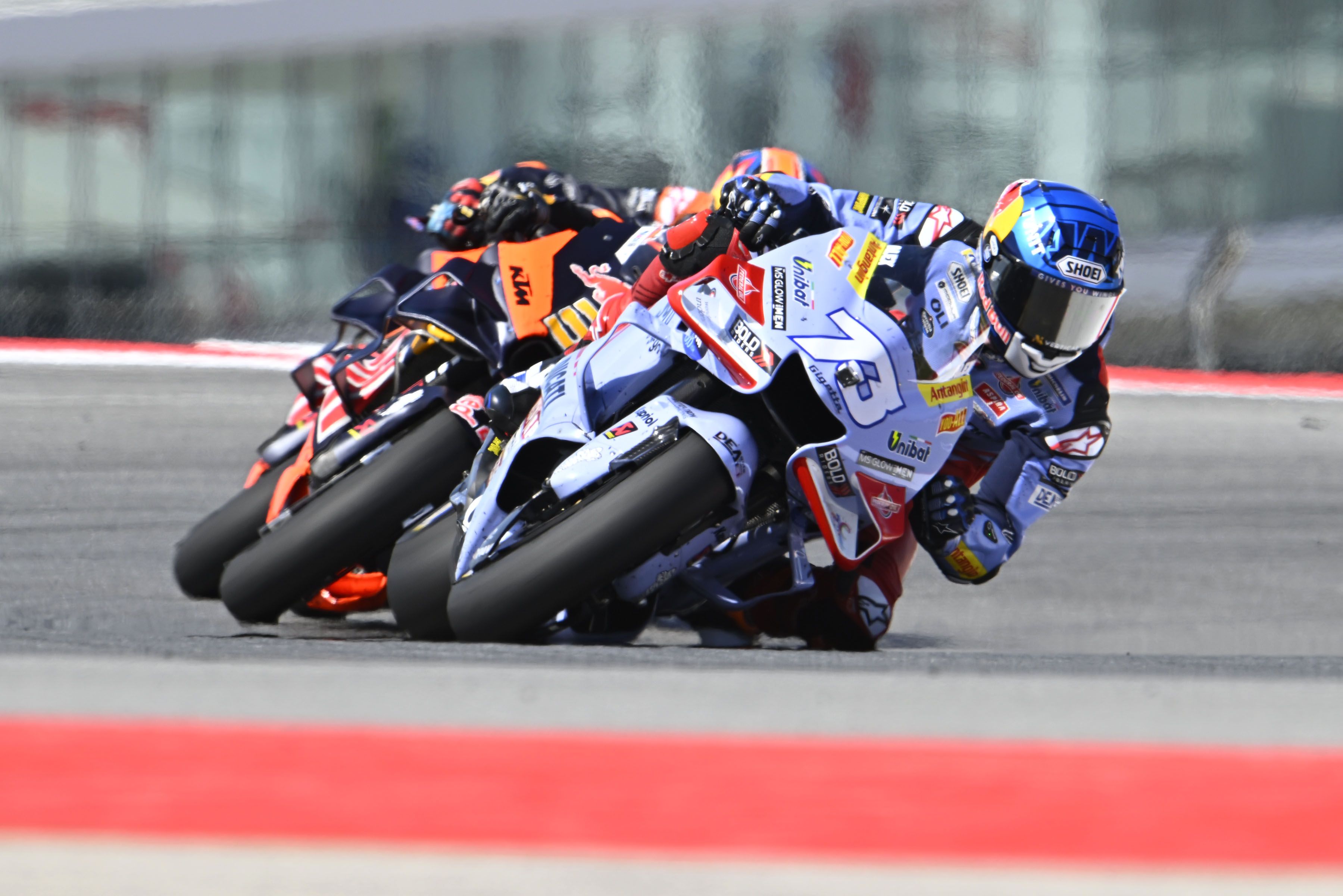 Álex Márquez con Brad Binder y Jack Miller a rueda, MotoGP Portimao 2023