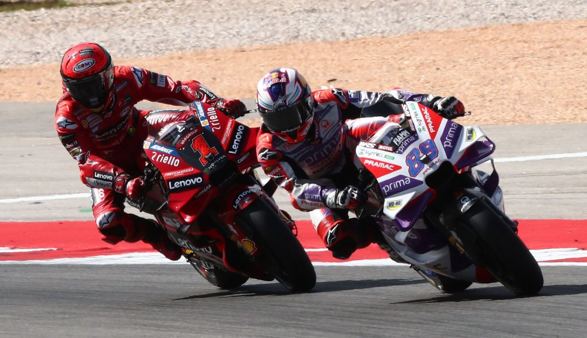 Jorge Martín delante de Pecco Bagnaia, MotoGP Portimao 2023 Jorge Martín delante de Pecco Bagnaia, MotoGP Portimao 2023