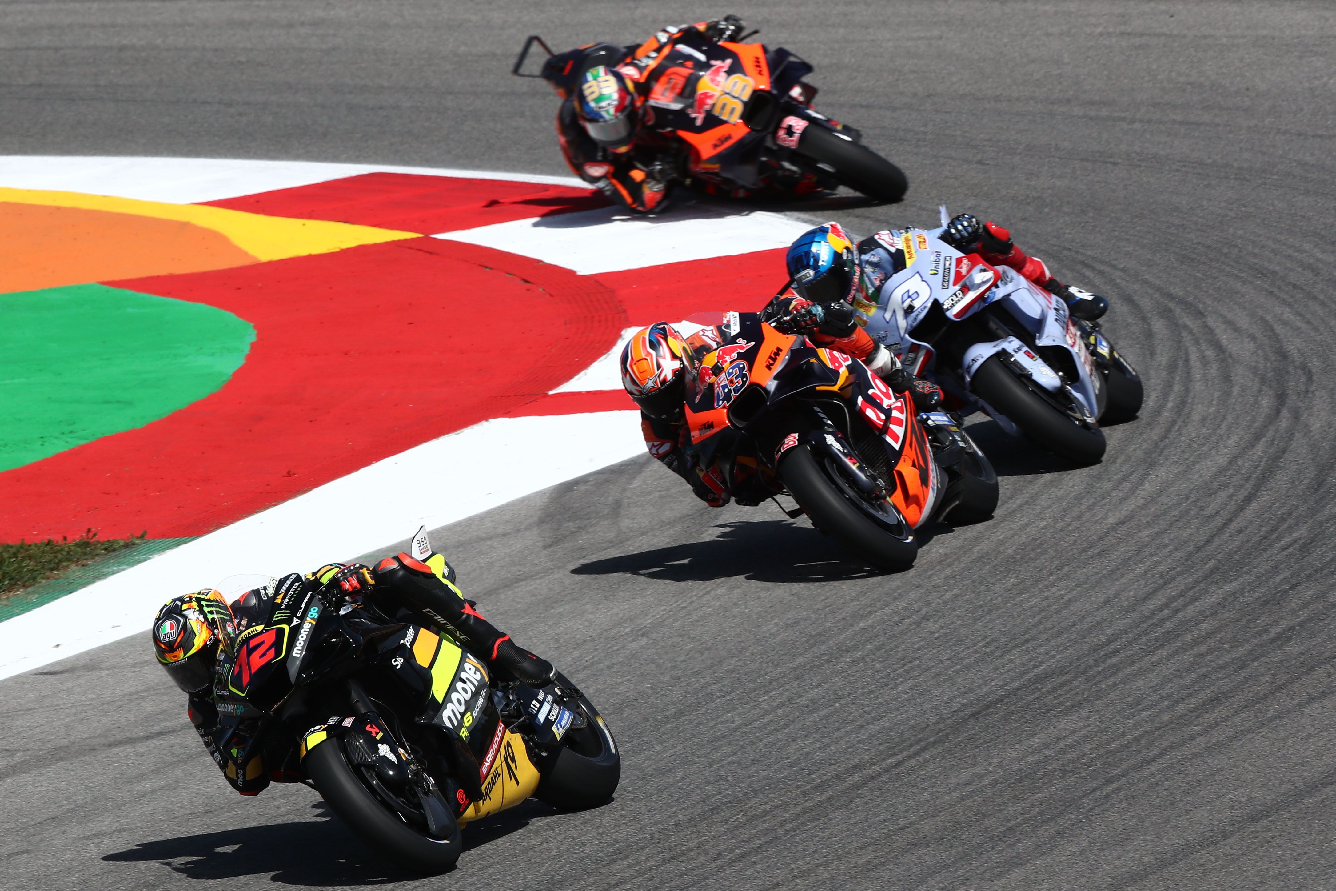 Marco Bezzecchi seguido por Jack Miller, Álex Márquez y Brad Binder, MotoGP Portimao 2023