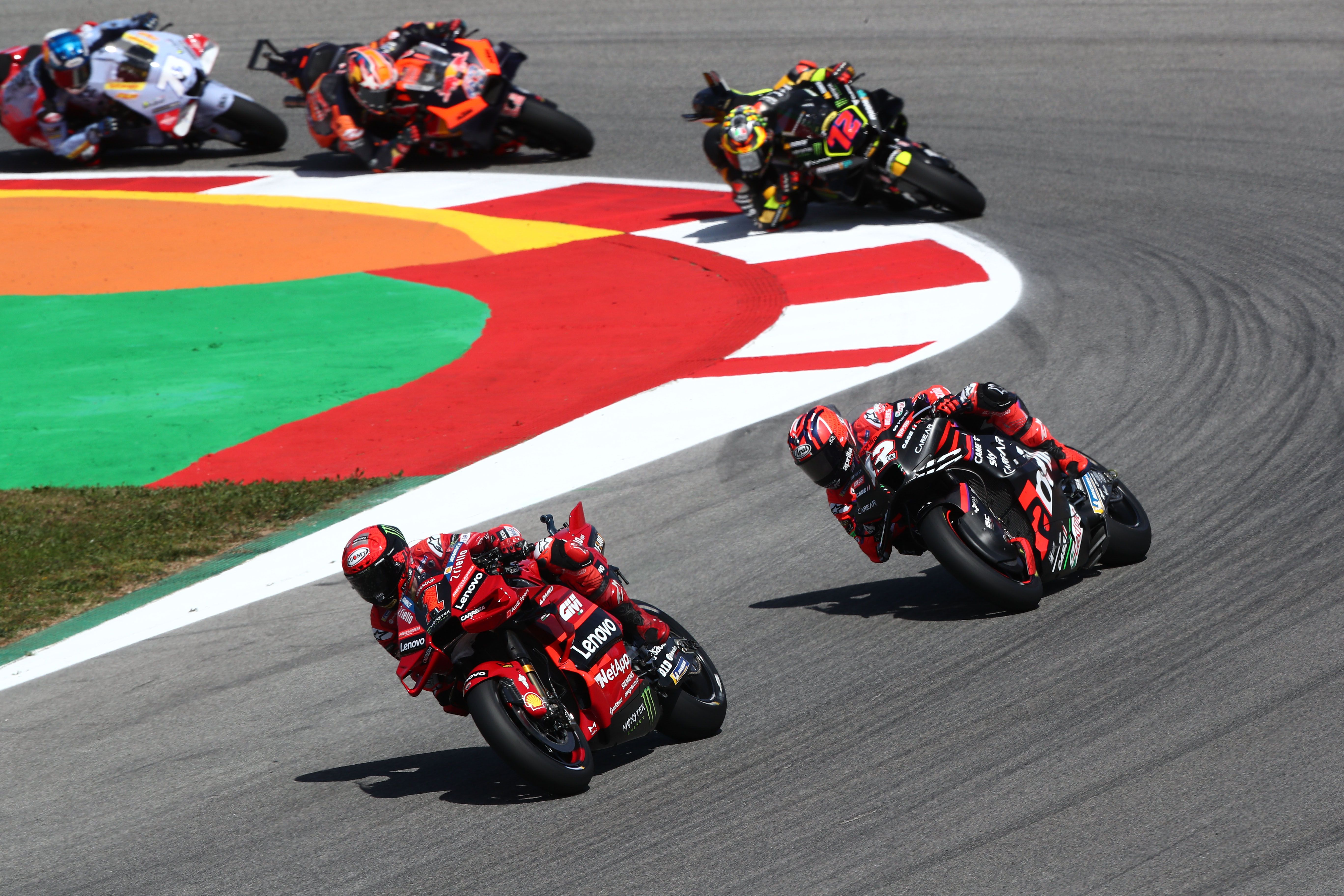 Pecco Bagnaia y Maverick Viñales se van de Marco Bezzecchi, Jack Miller y Álex Márquez, MotoGP Portimao 2023