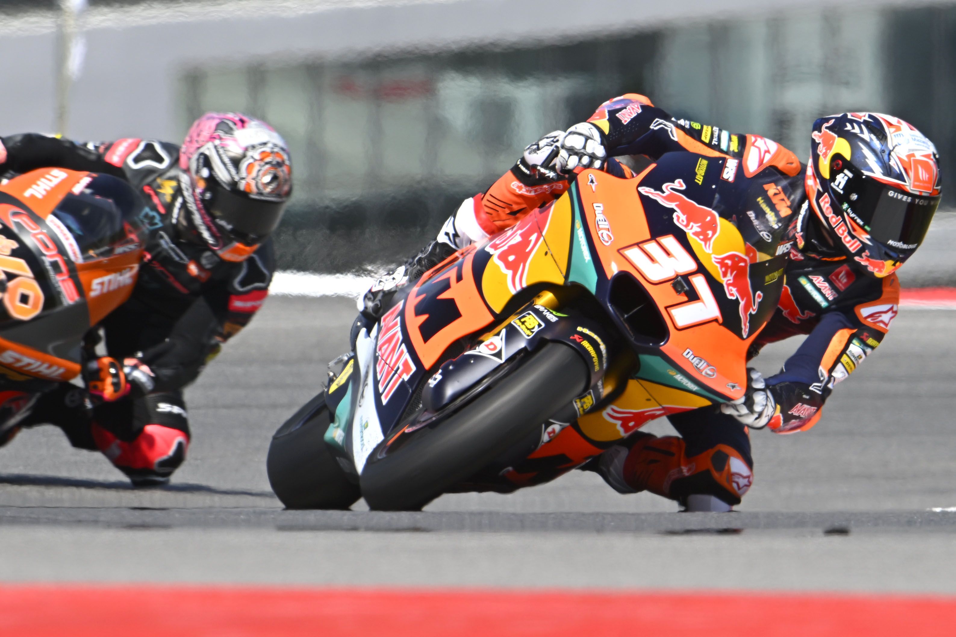Pedro Acosta con Arón Canet pegado, Moto2 Portimao 2023