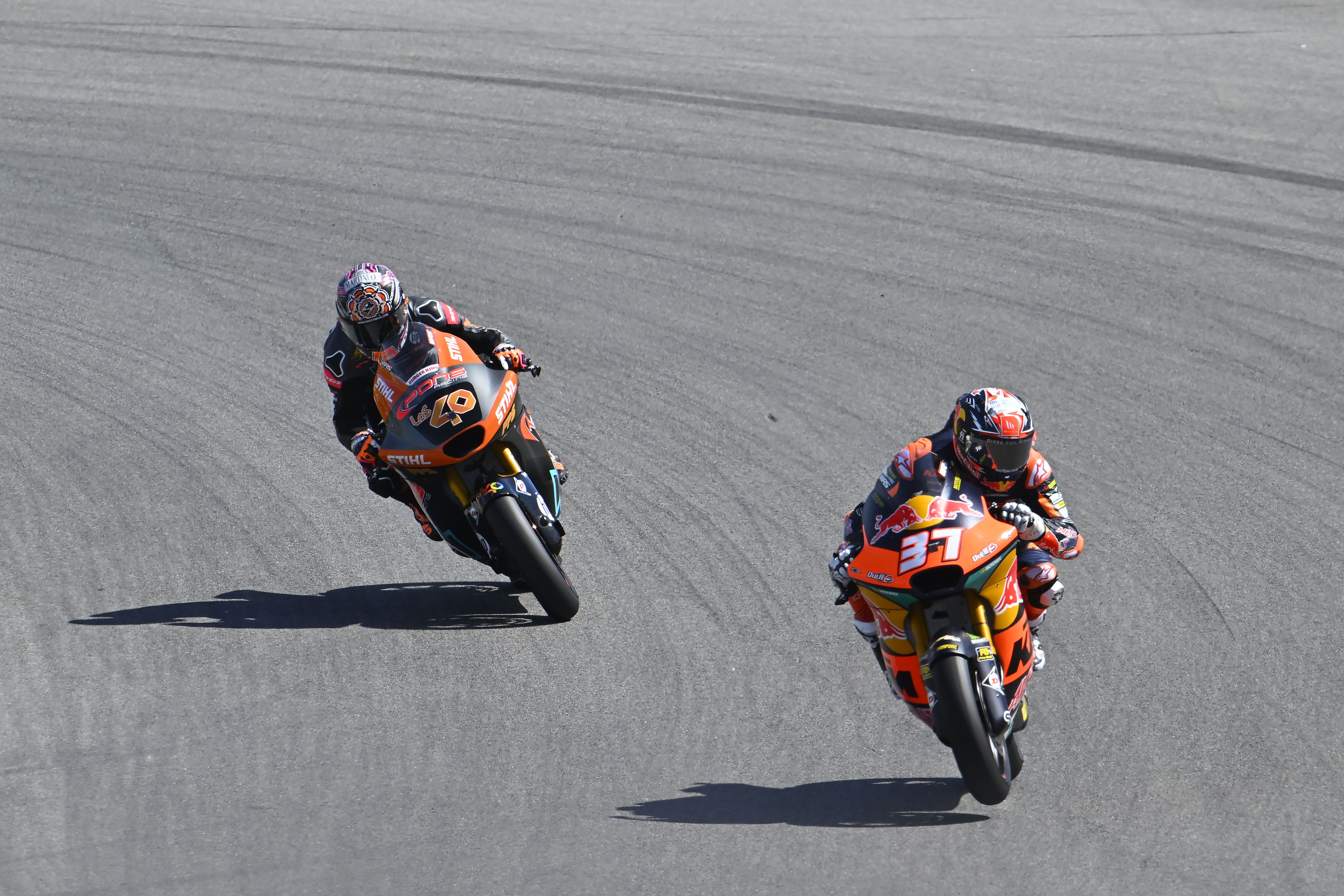 Pedro Acosta delante de Arón Canet, Moto2 Portimao 2023