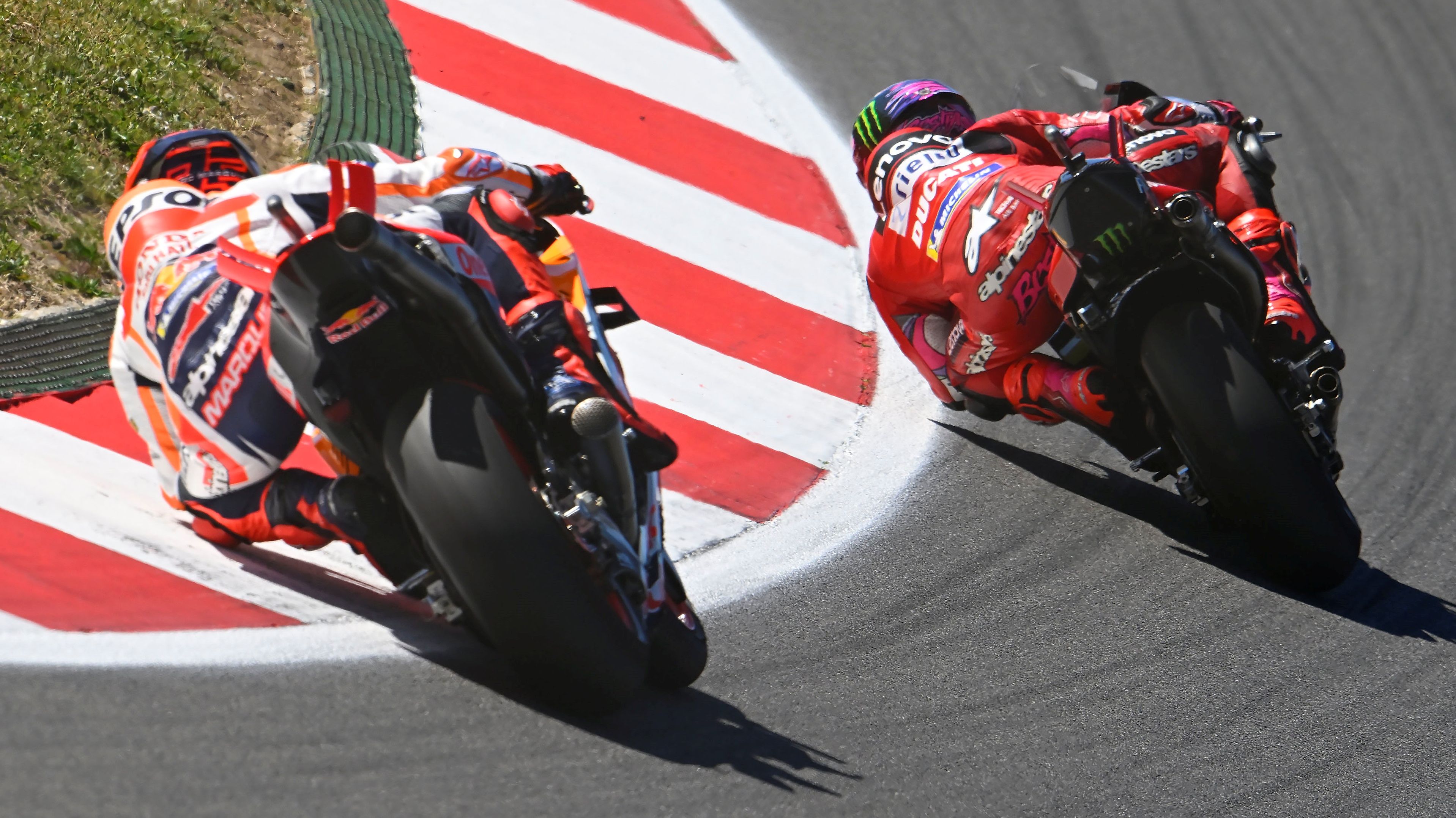 Marc Márquez sigue a la Ducati de Pecco Bagnaia en el Sprint de Portimao