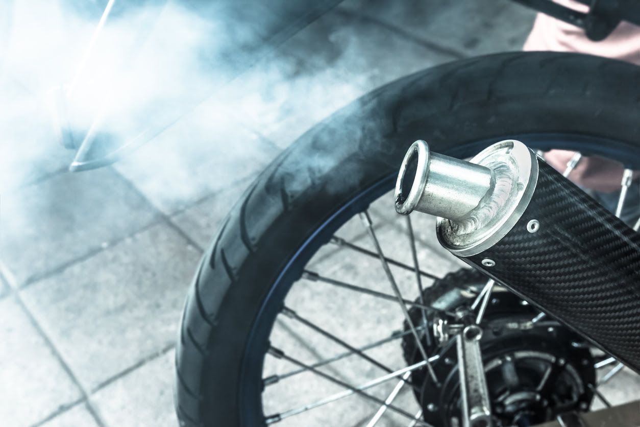 Cómo bajar el CO de una moto de gasolina