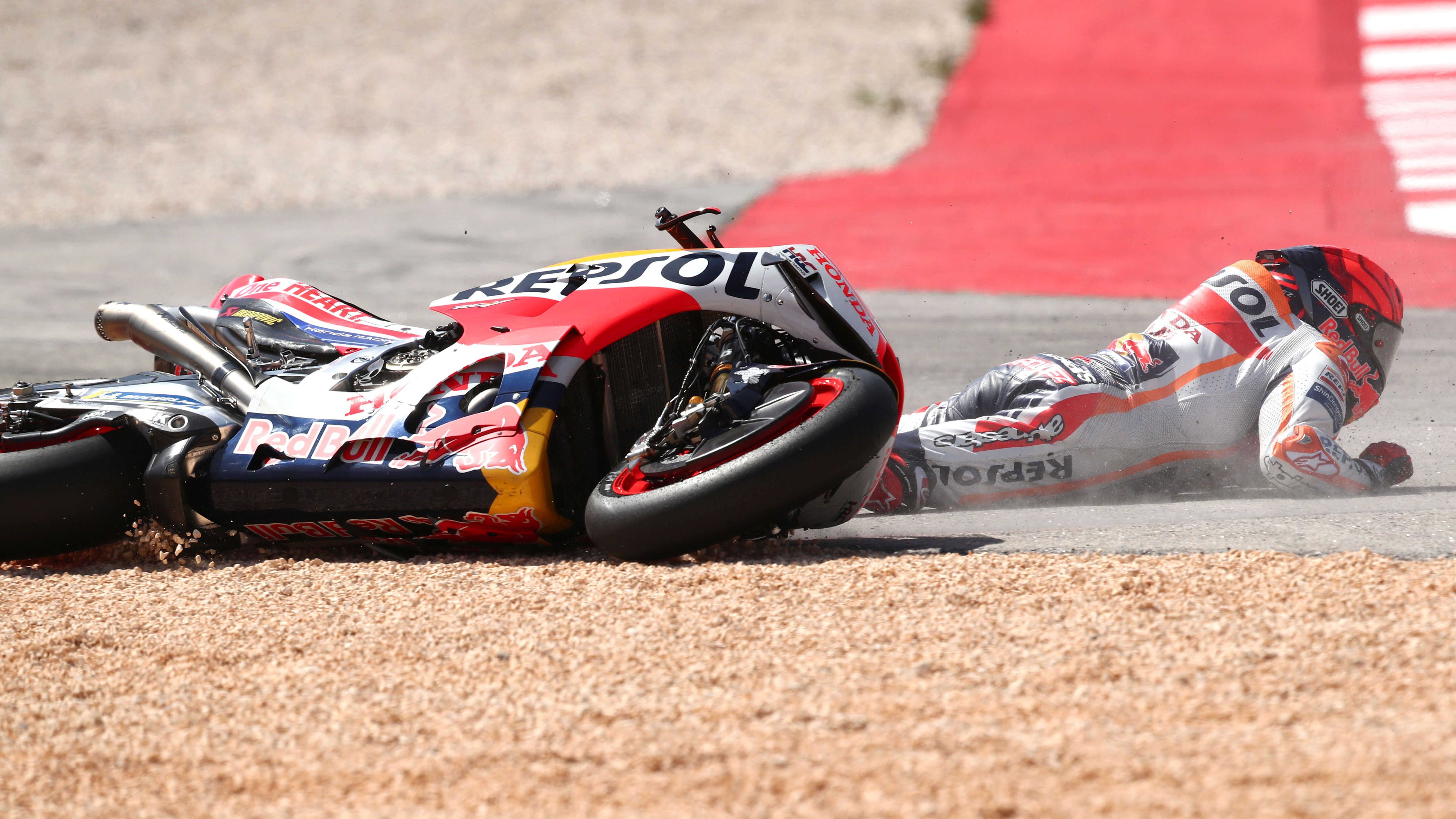 Marc Márquez en el suelo en Portimao