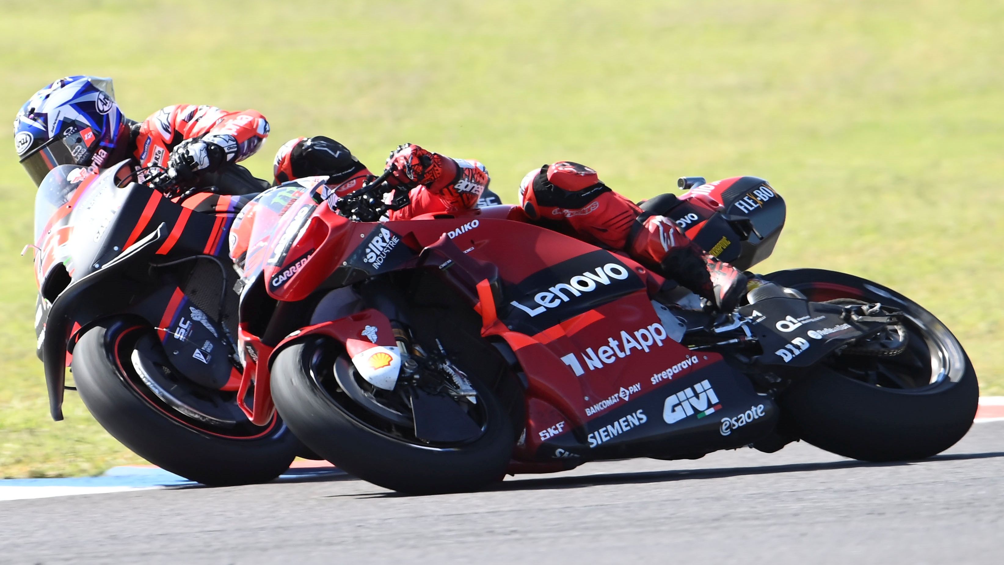 Maverick Viñales por el interior de Pecco Bagnaia en la cita pasada en Argentina