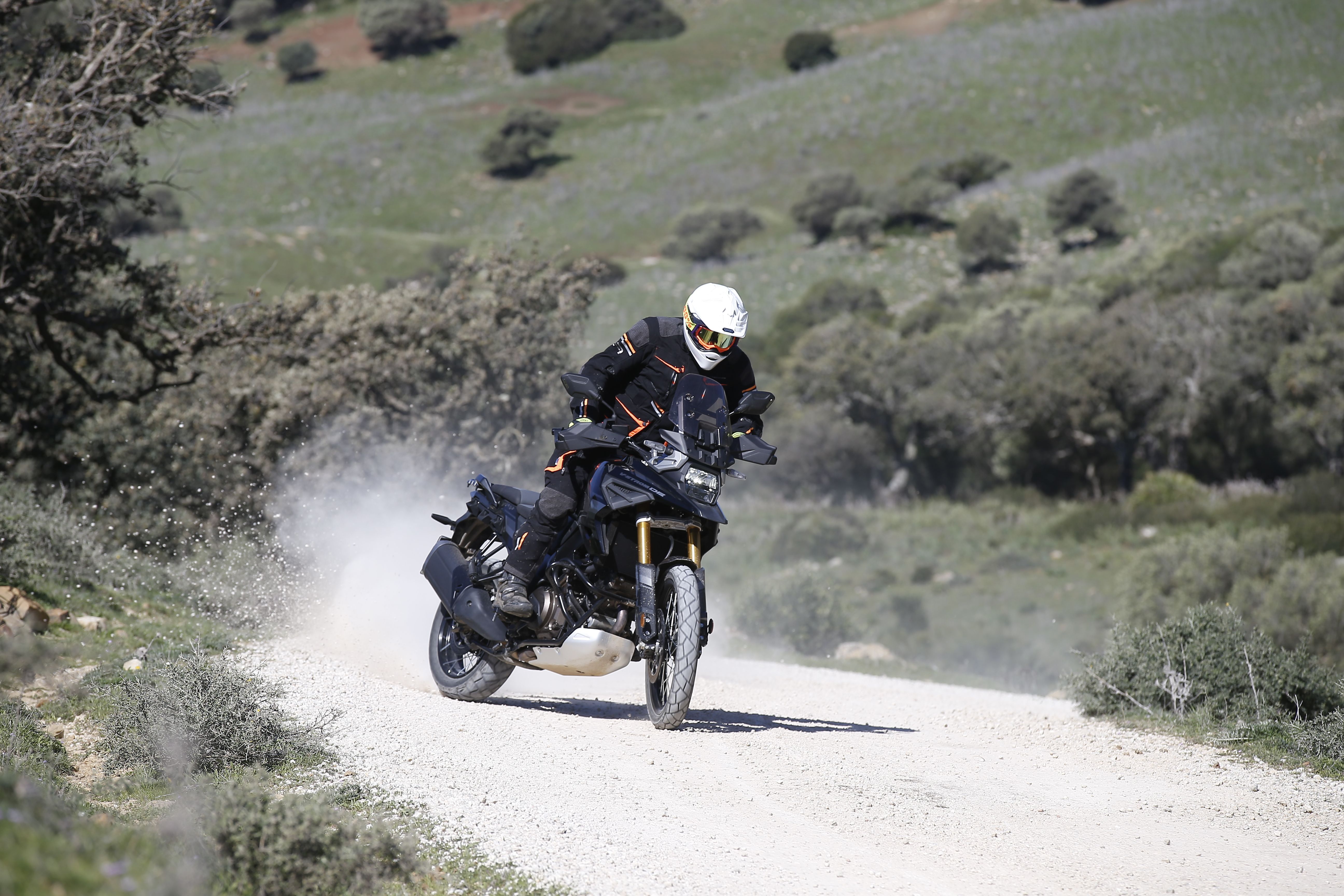 SUZUKI V-STROM 1050 TECH / DE. Prueba, ficha técnica y precio