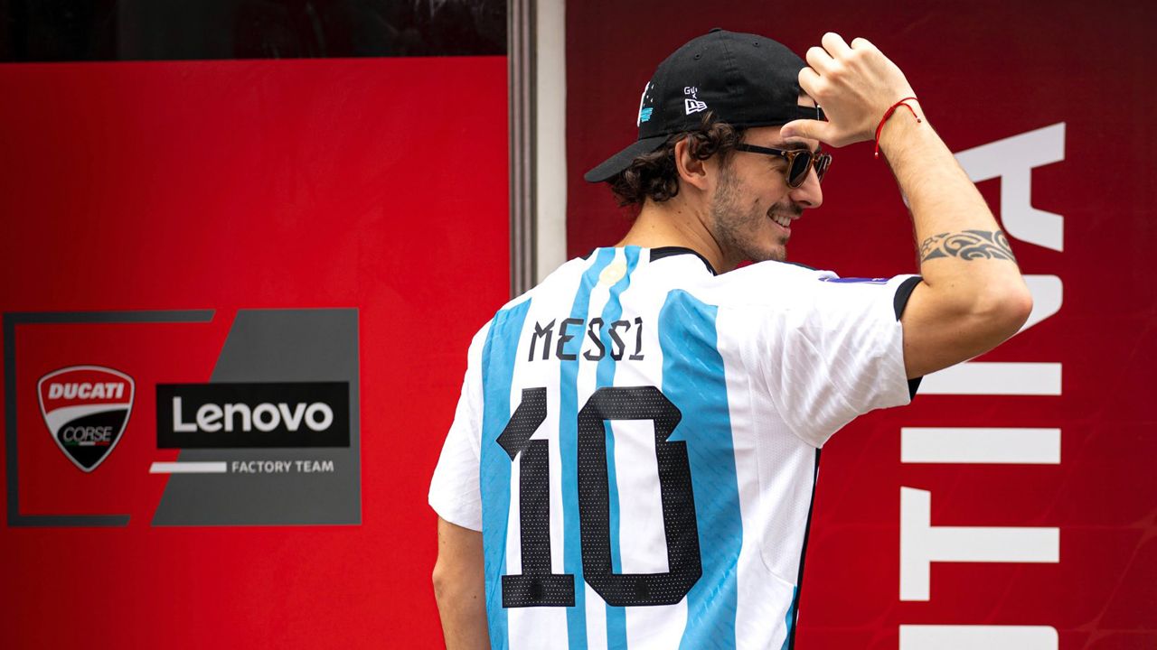 Pecco Bagnaia ha posado en Termas de Río Hondo con una camiseta de Argentina con el 10 de Leo Messi.
