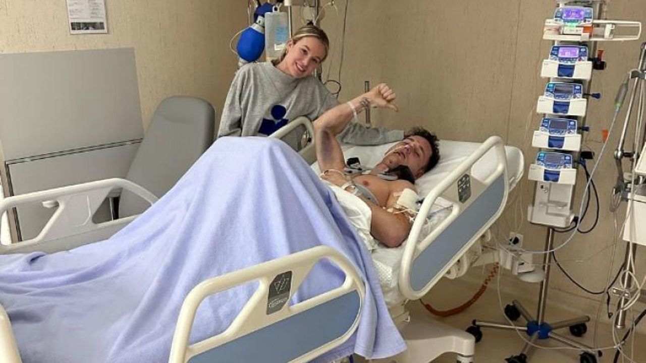 Pol Espargaró, acompañado de su mujer Carlota, en la UCI del hospital Dexeus de Barcelona.