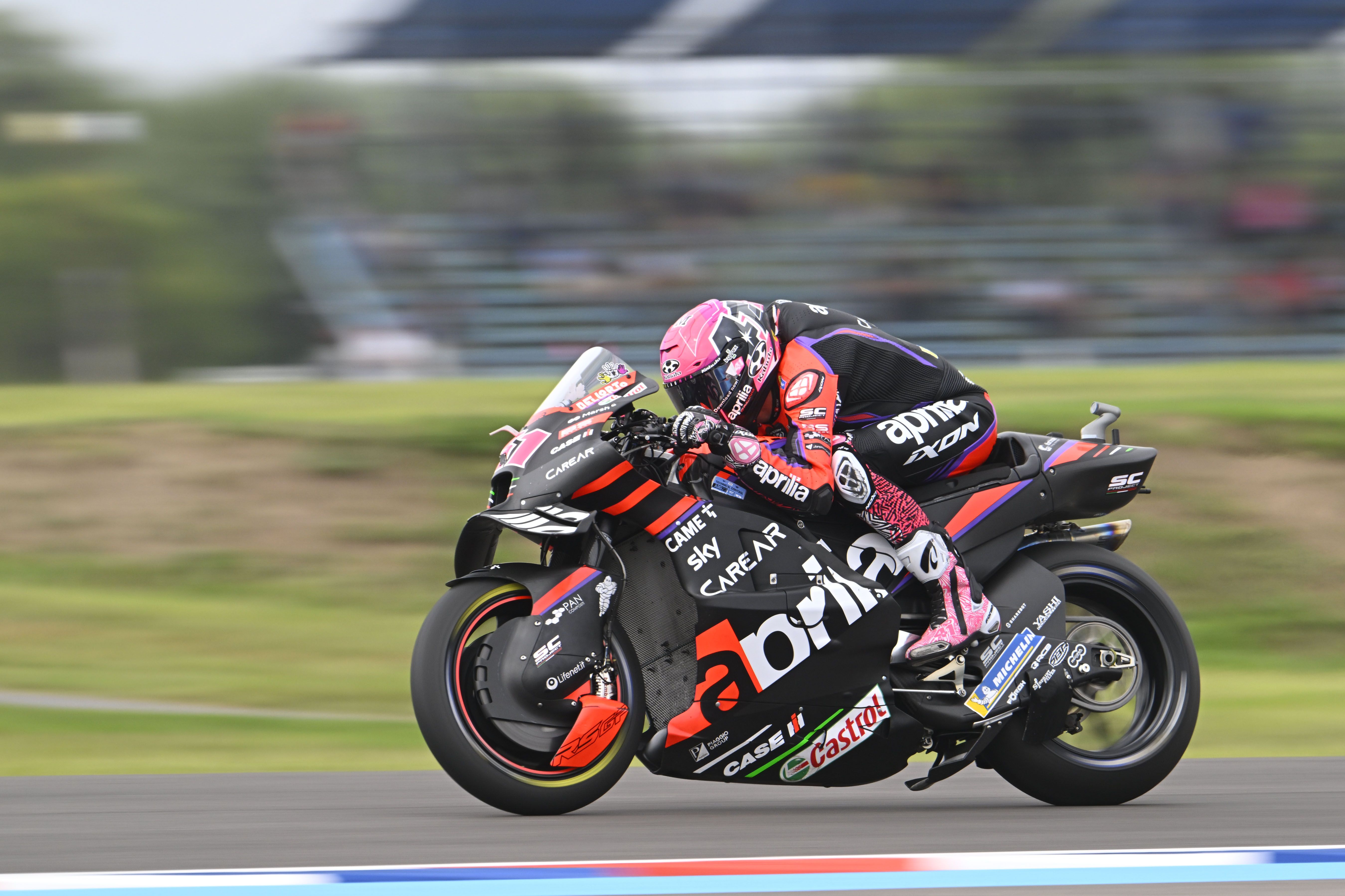 Aleix Espargaró ha sido el más rápido en la primera jornada de entrenamientos de MotoGP en el GP de Argentina.