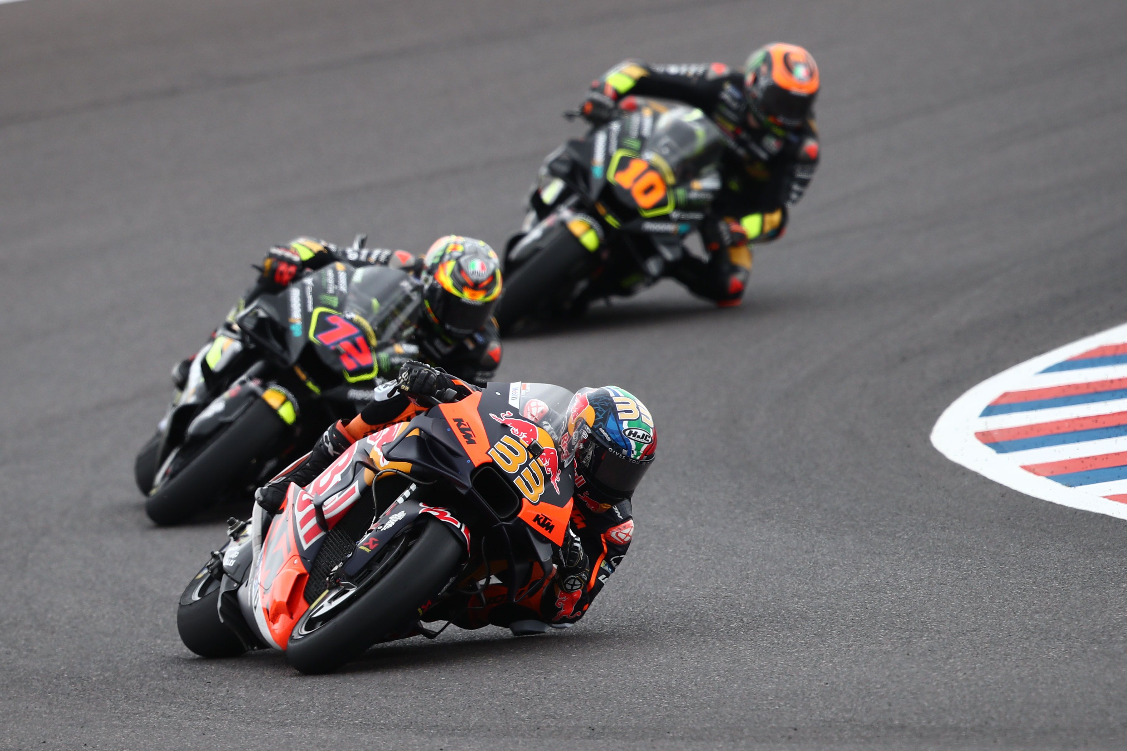 Brad Binder, por delante de las Ducati del Mooney VR46 de Marco Bezzecchi y Luca Marini