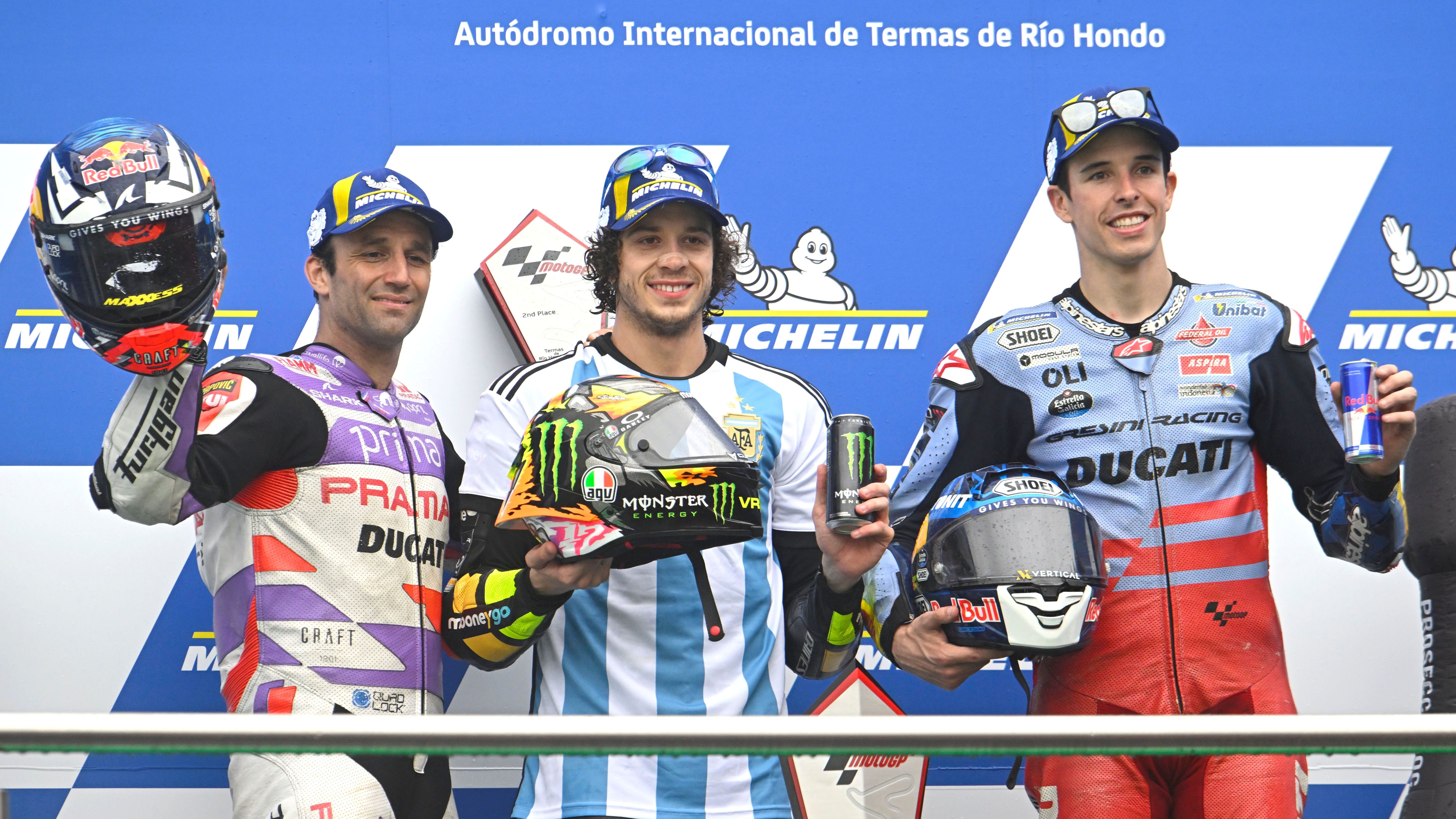 Marco Bezzecchi, Johann Zarco y Álex Márquez en el podio de MotoGP Argentina 2023