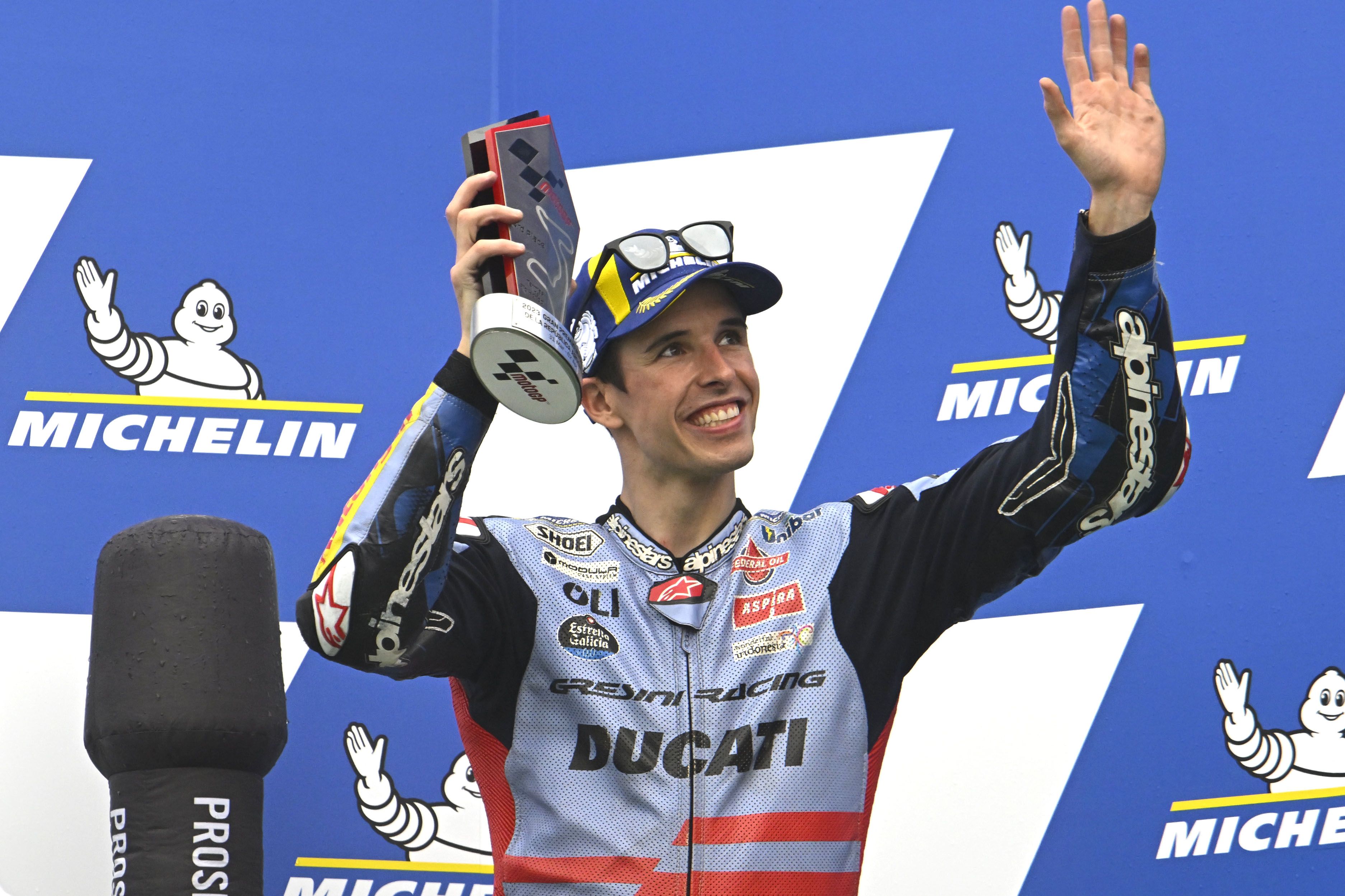 Álex Márquez celebra su primer podio con Ducati en Argentina.