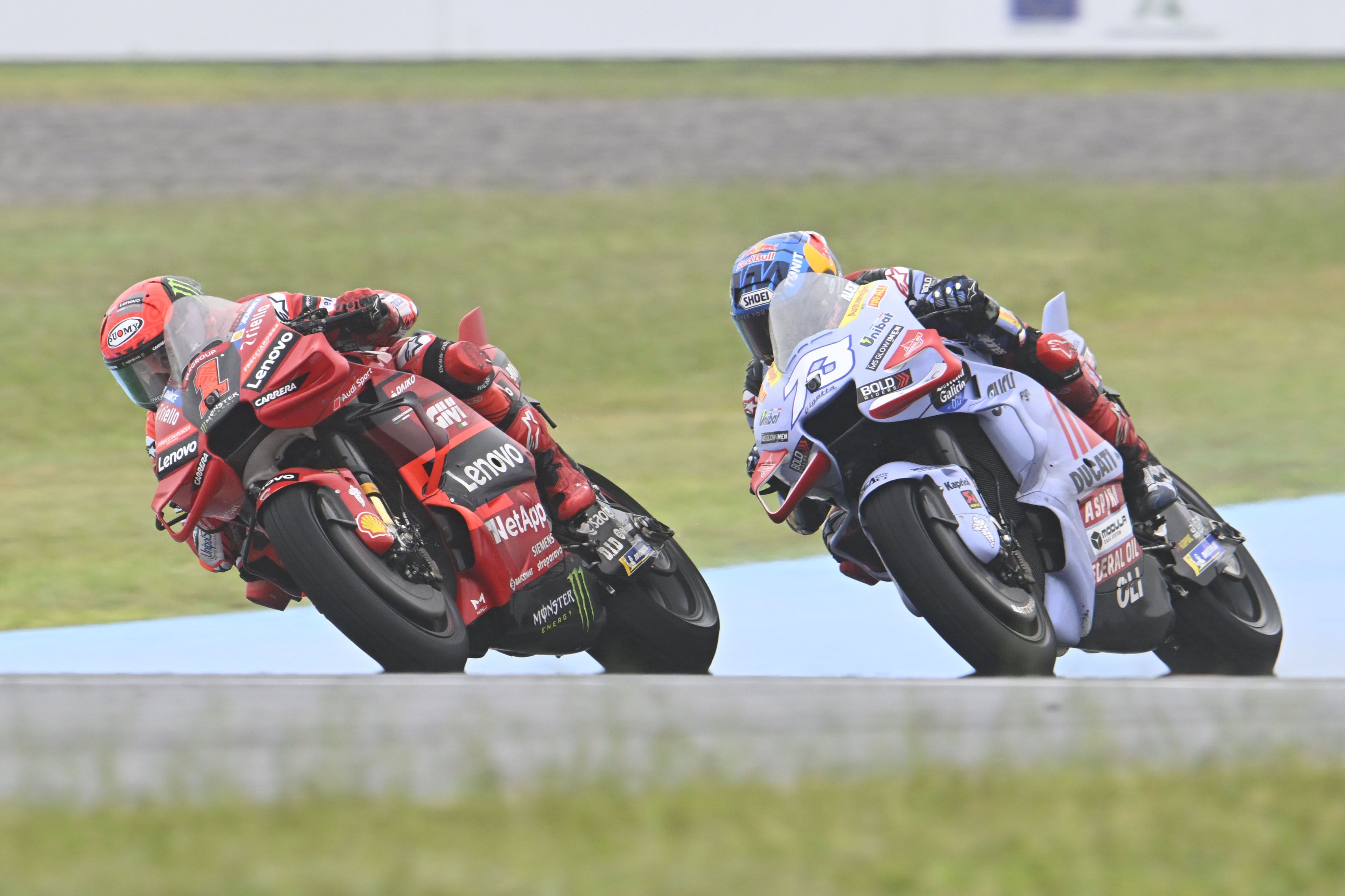 Pecco Bagnaia disputando la segunda posición con Álex Márquez antes de irse al suelo.