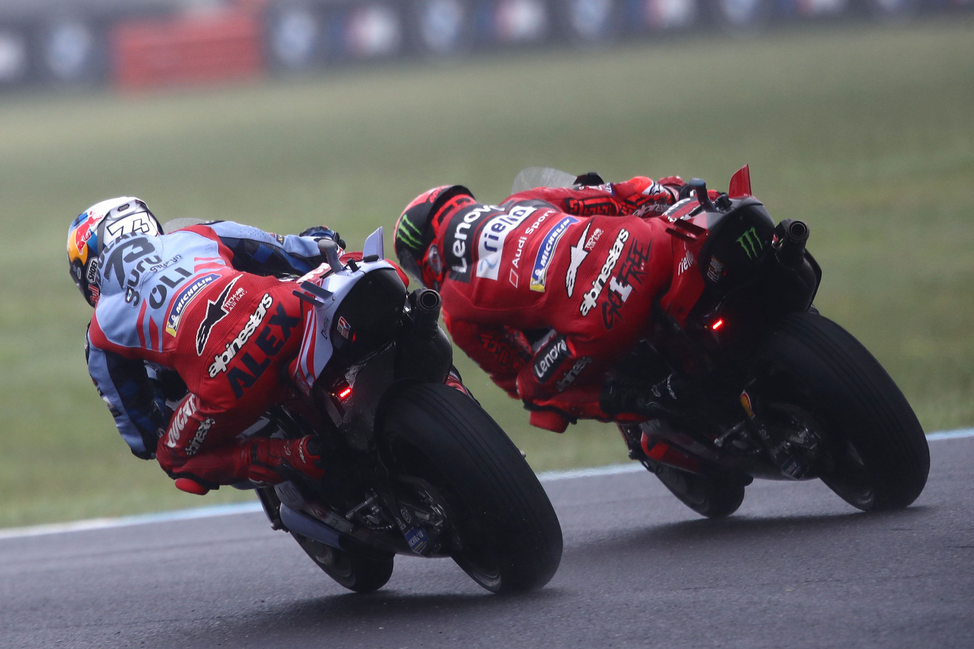 Álex Márquez y Pecco Bagnaia peleando por la posición, MotoGP Argentina 2023
