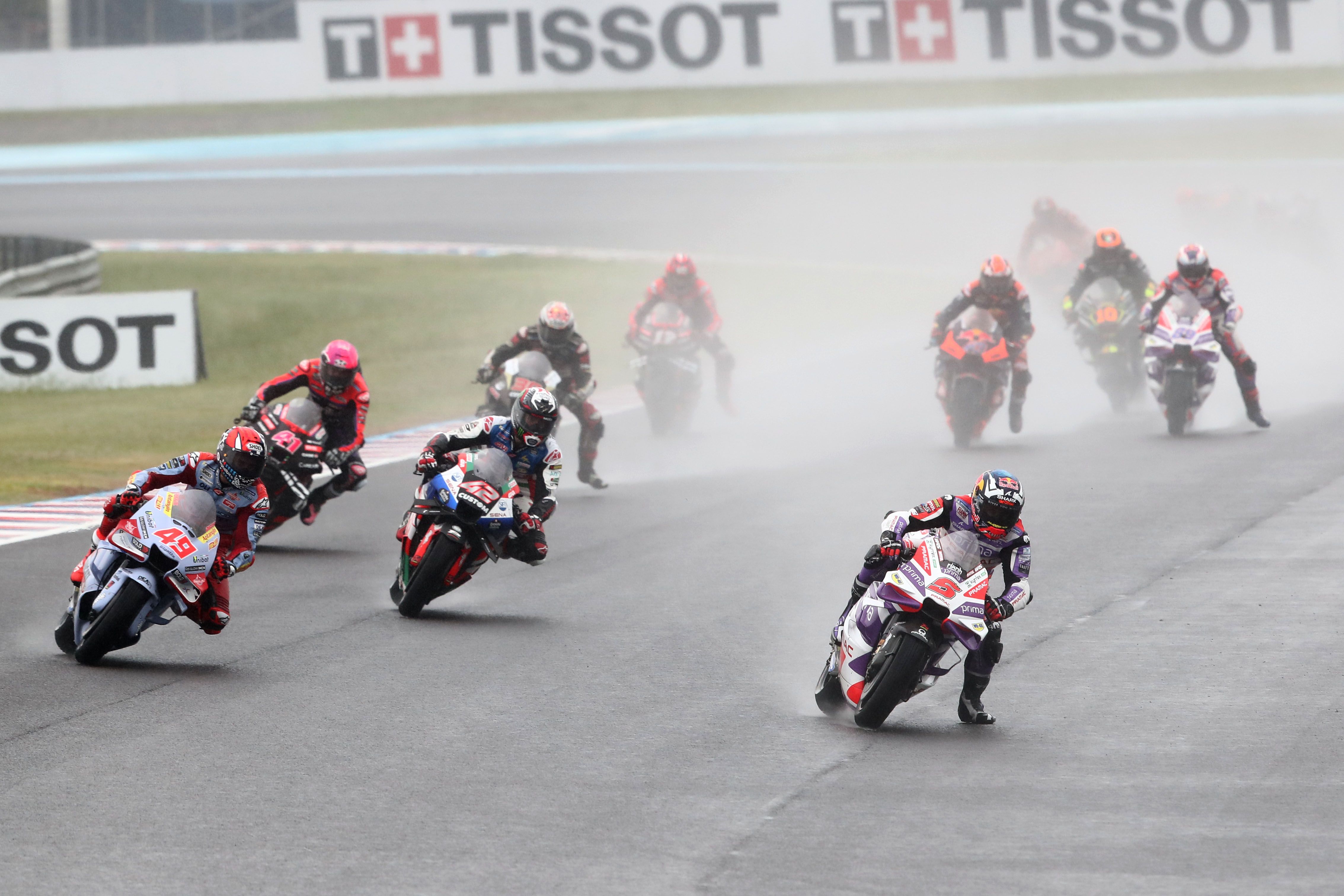Johann Zarco seguido por Fabio Di Giannantonio, Álex Rins y Aleix Espargaró, MotoGP Argentina 2023