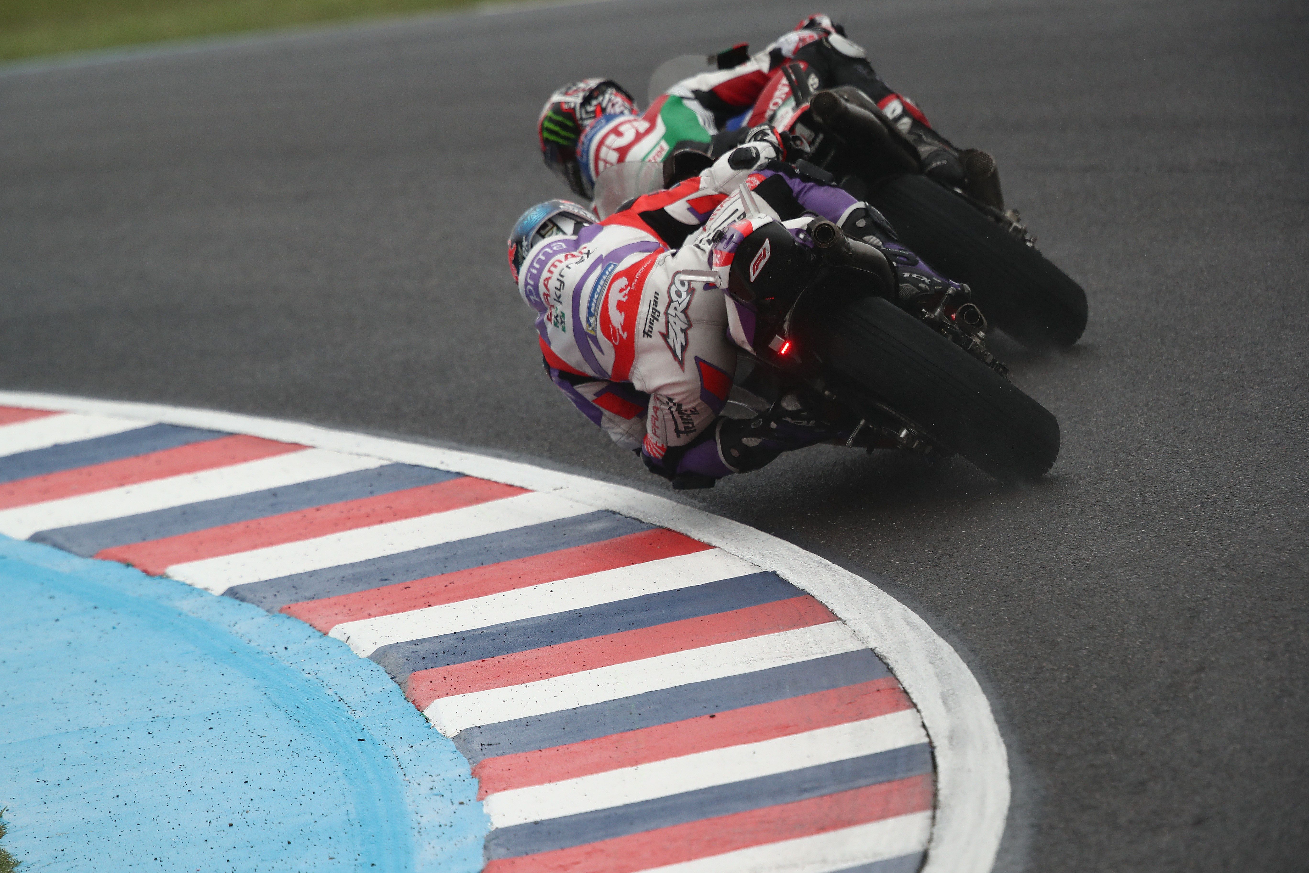 Johann Zarco trata de superar a Álex Rins, MotoGP Argentina 2023