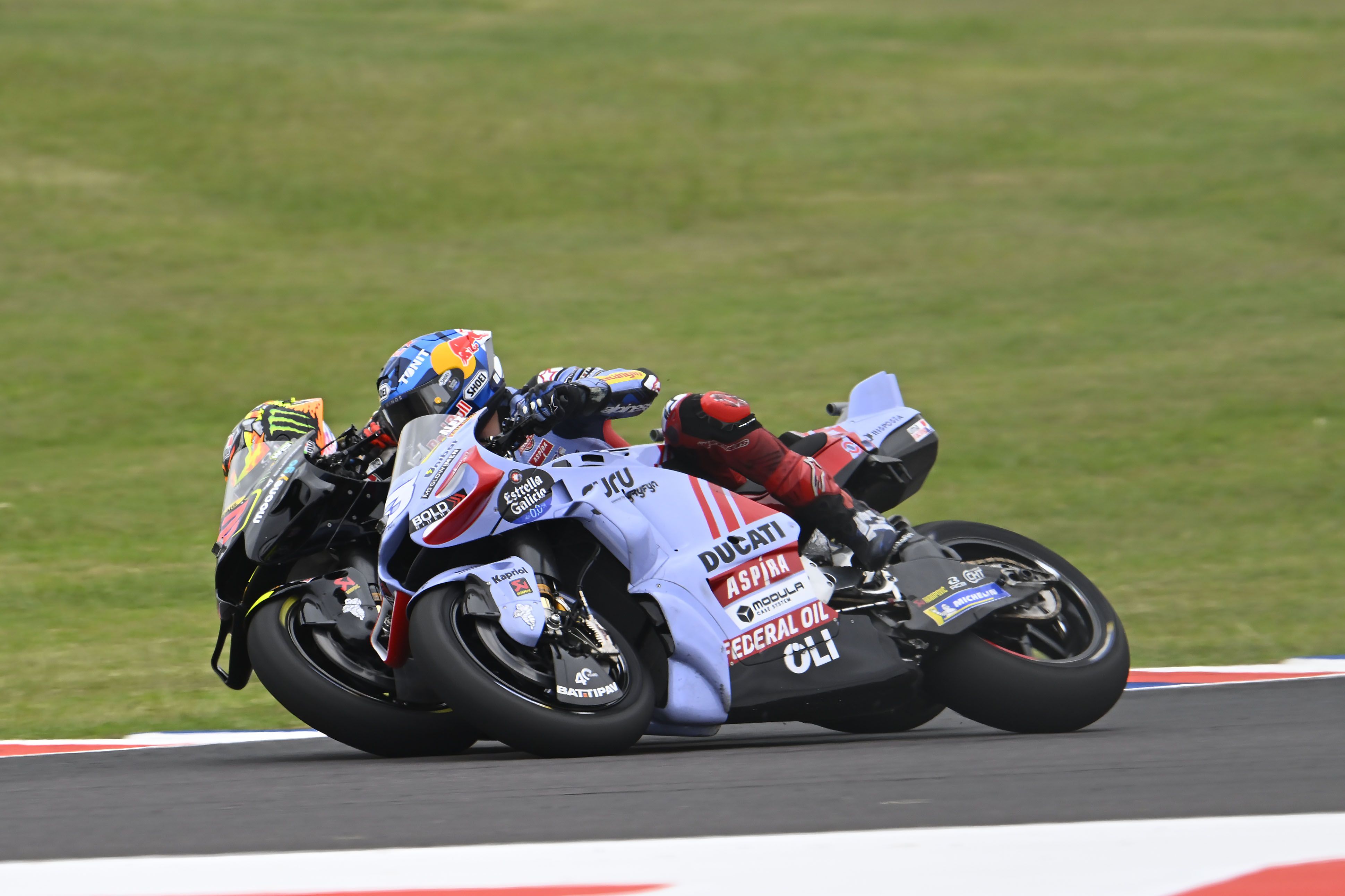 Marco Bezzecchi supera por dentro a Álex Márquez, MotoGP Argentina 2023