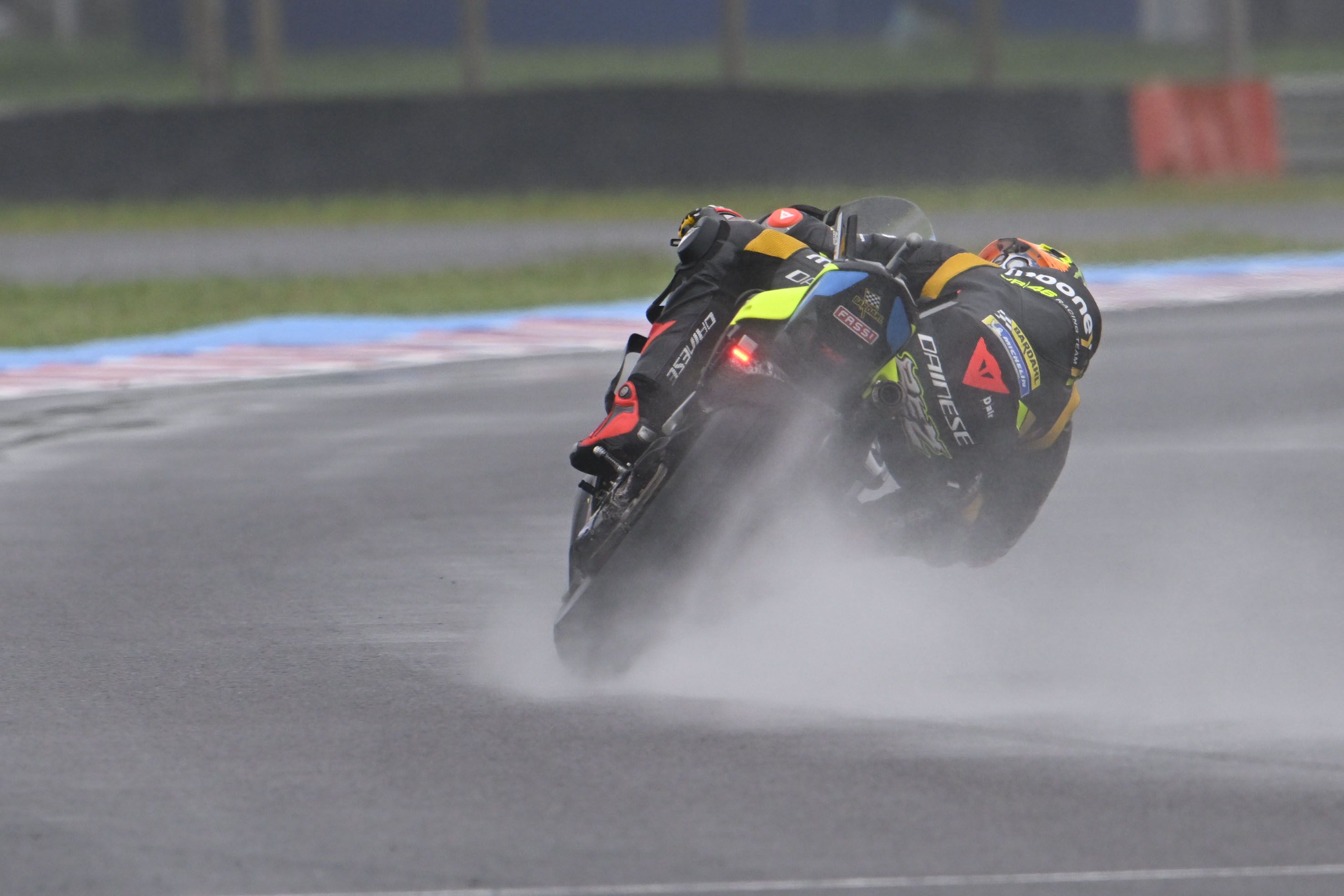 Marco Bezzecchi surcando el agua de Termas de Río Hondo, MotoGP Argentina 2023