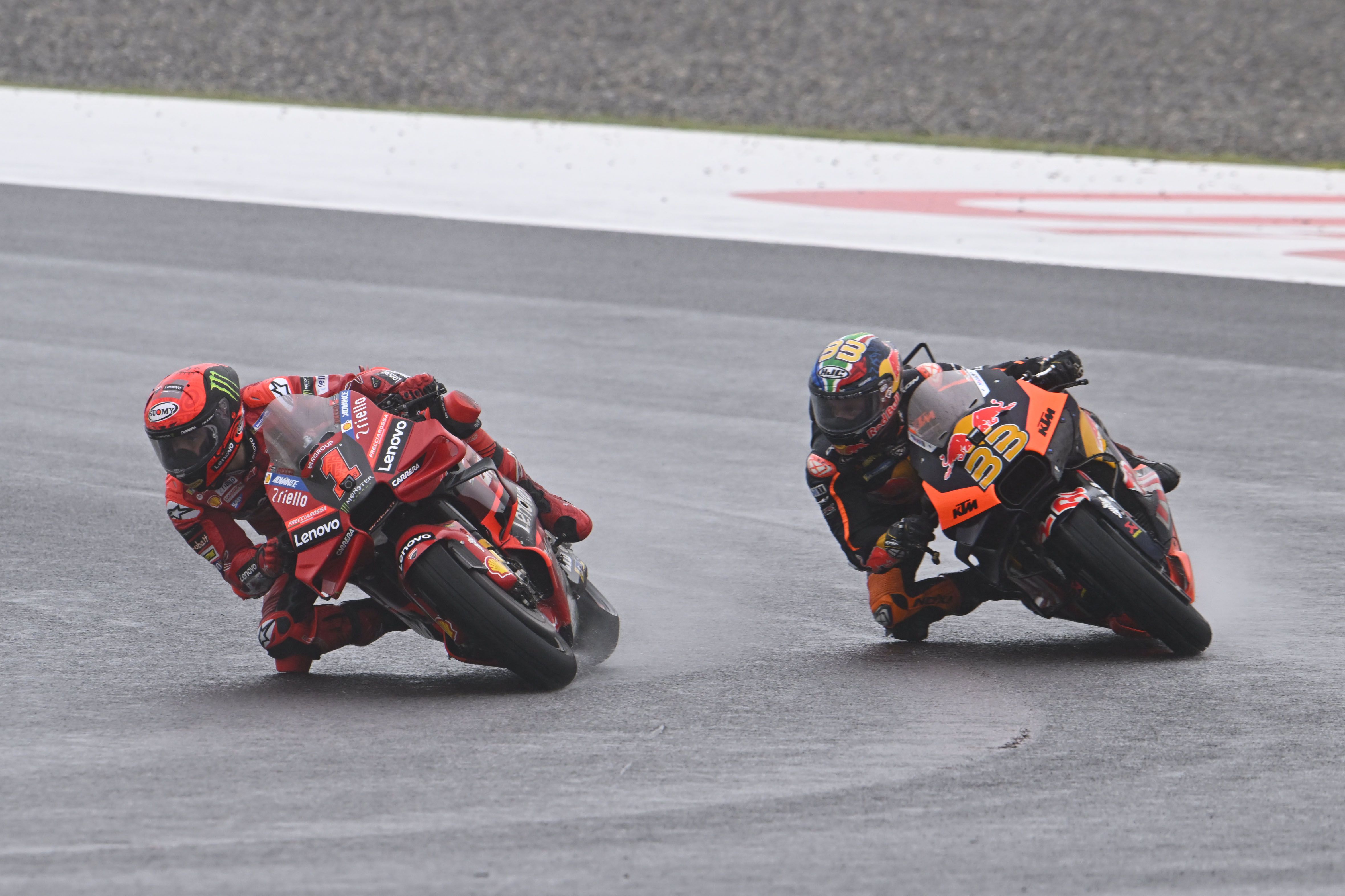 Pecco Bagnaia y Brad Binder luchando por la penúltima posición tras sendas caídas, MotoGP Argentina 2023