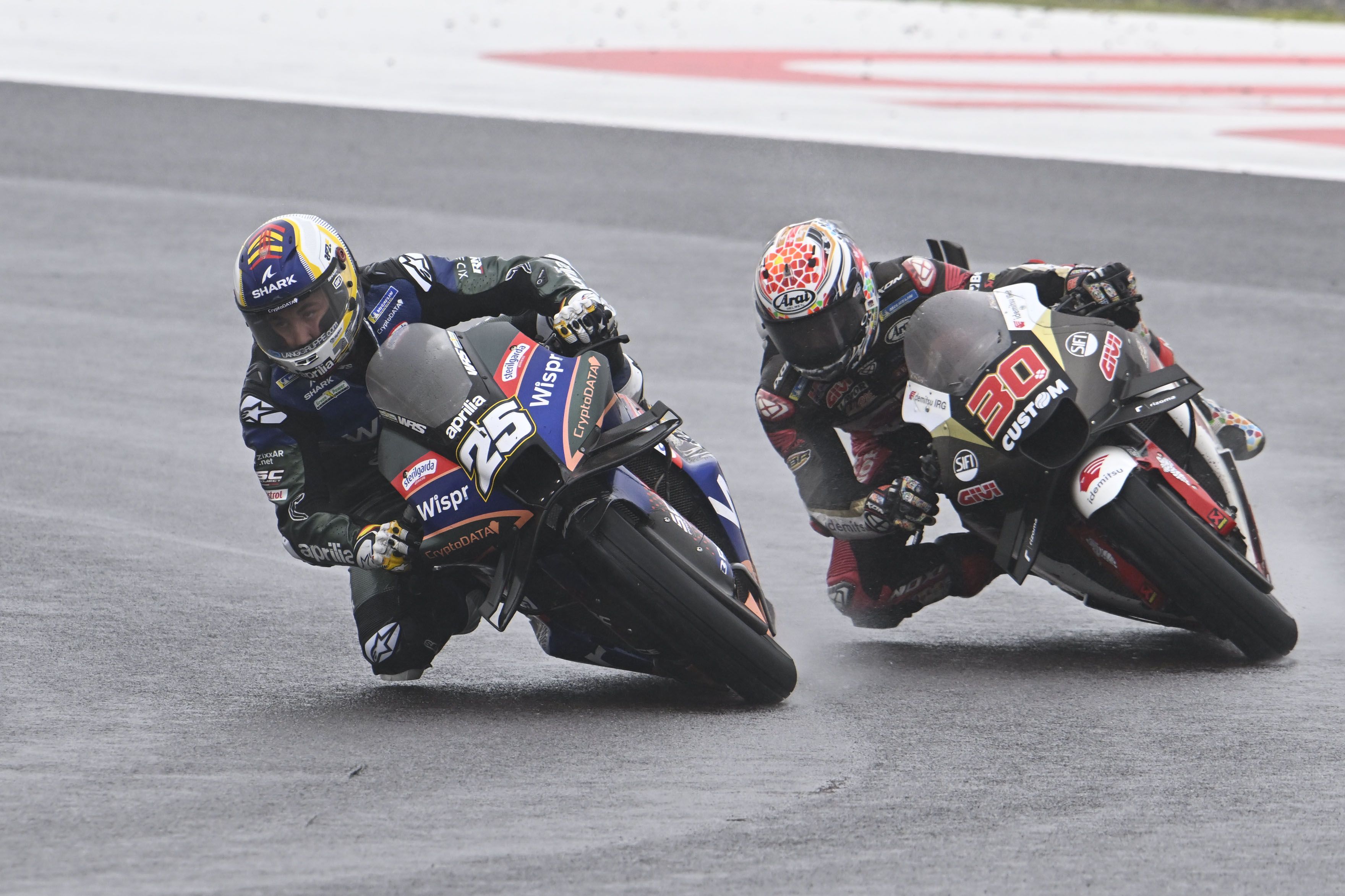 Raúl Fernández se mete por dentro a Takaaki Nakagami, MotoGP Argentina 2023