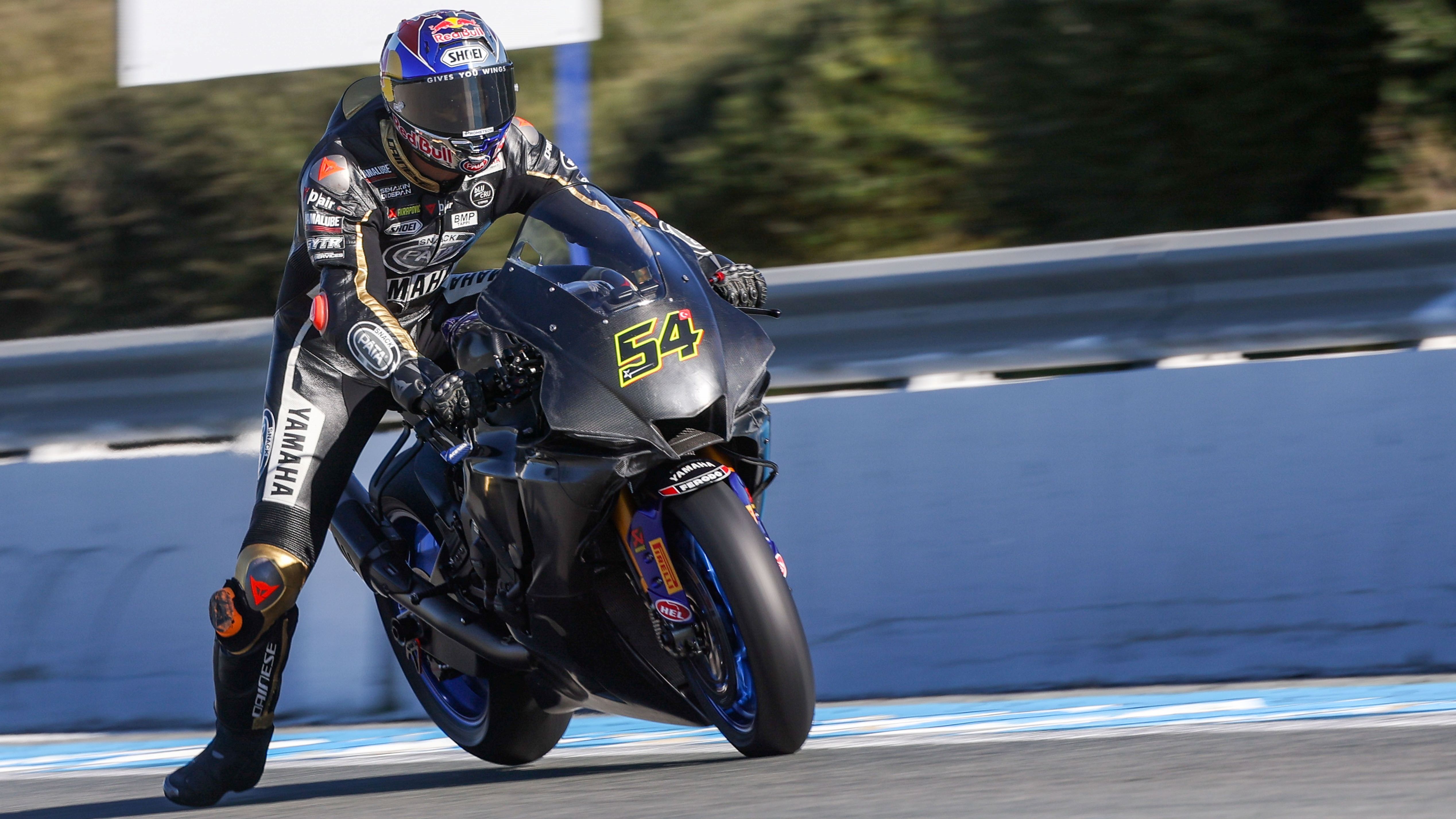 Toprak Razgatlioglu con la Yamaha YZF R1 en el test de Jerez 2023