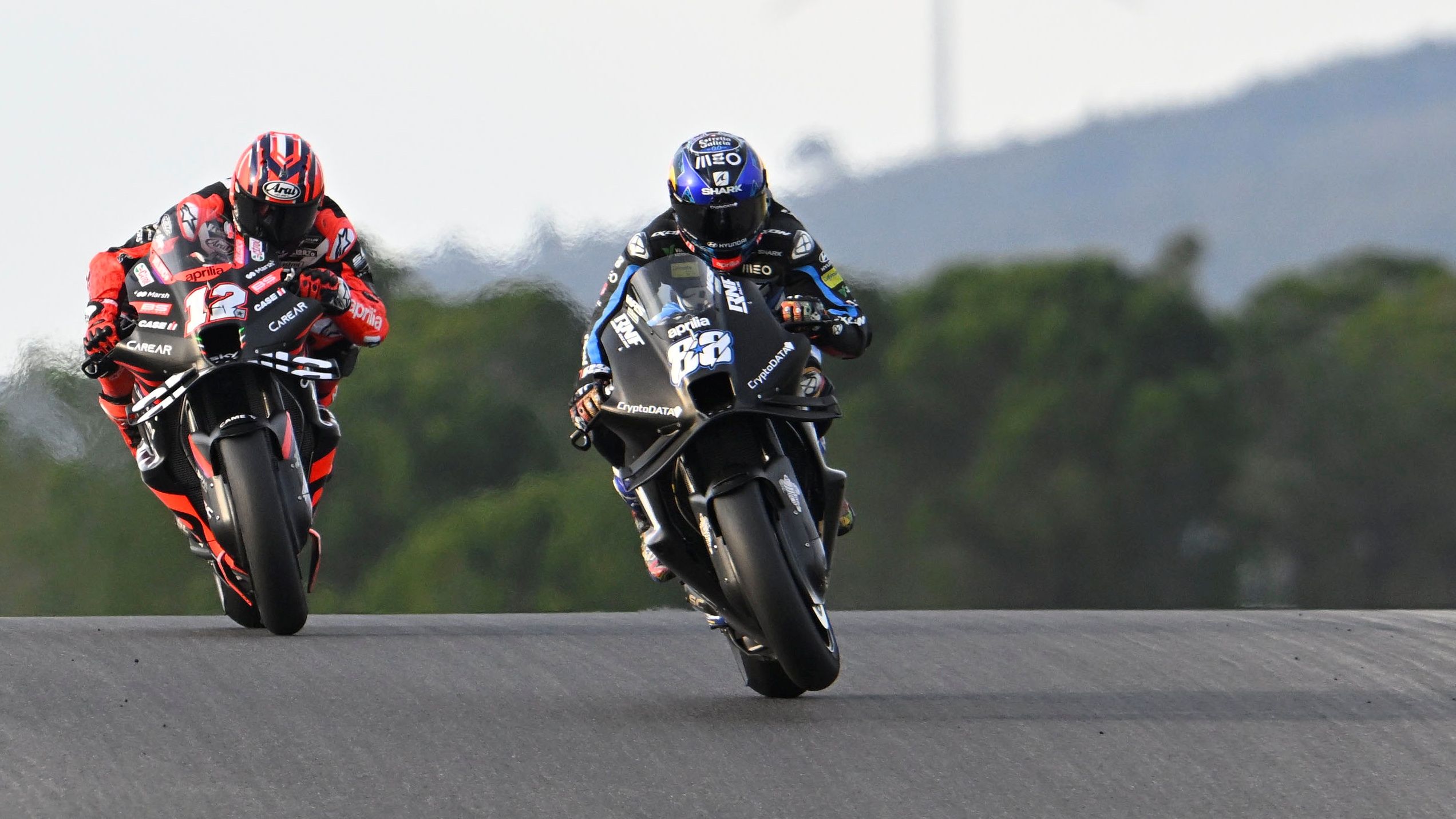Miguel Oliveira seguido por Maverick Viñales en MotoGP 2023