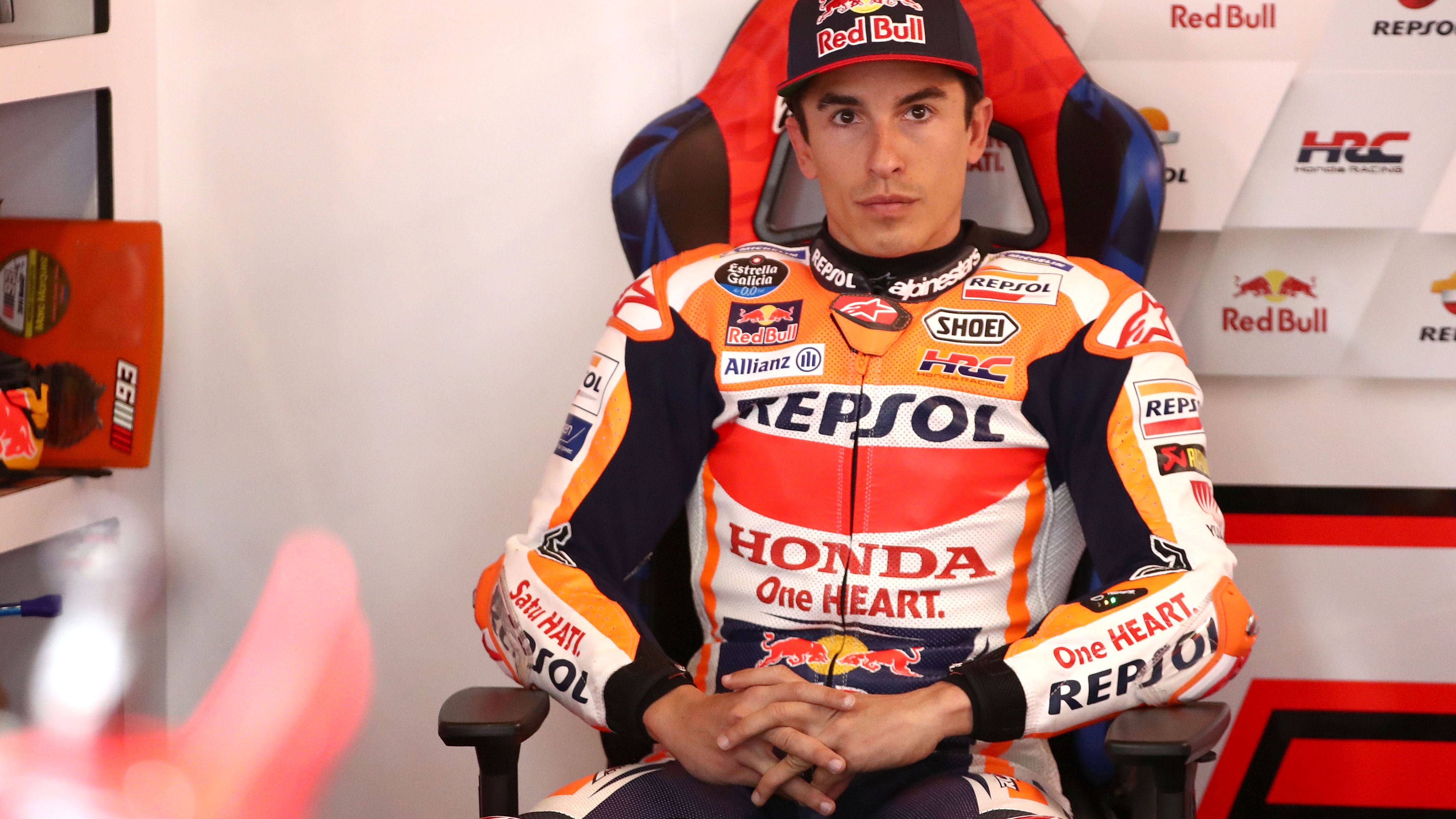 Marc Márquez esperando en su box en Portimao