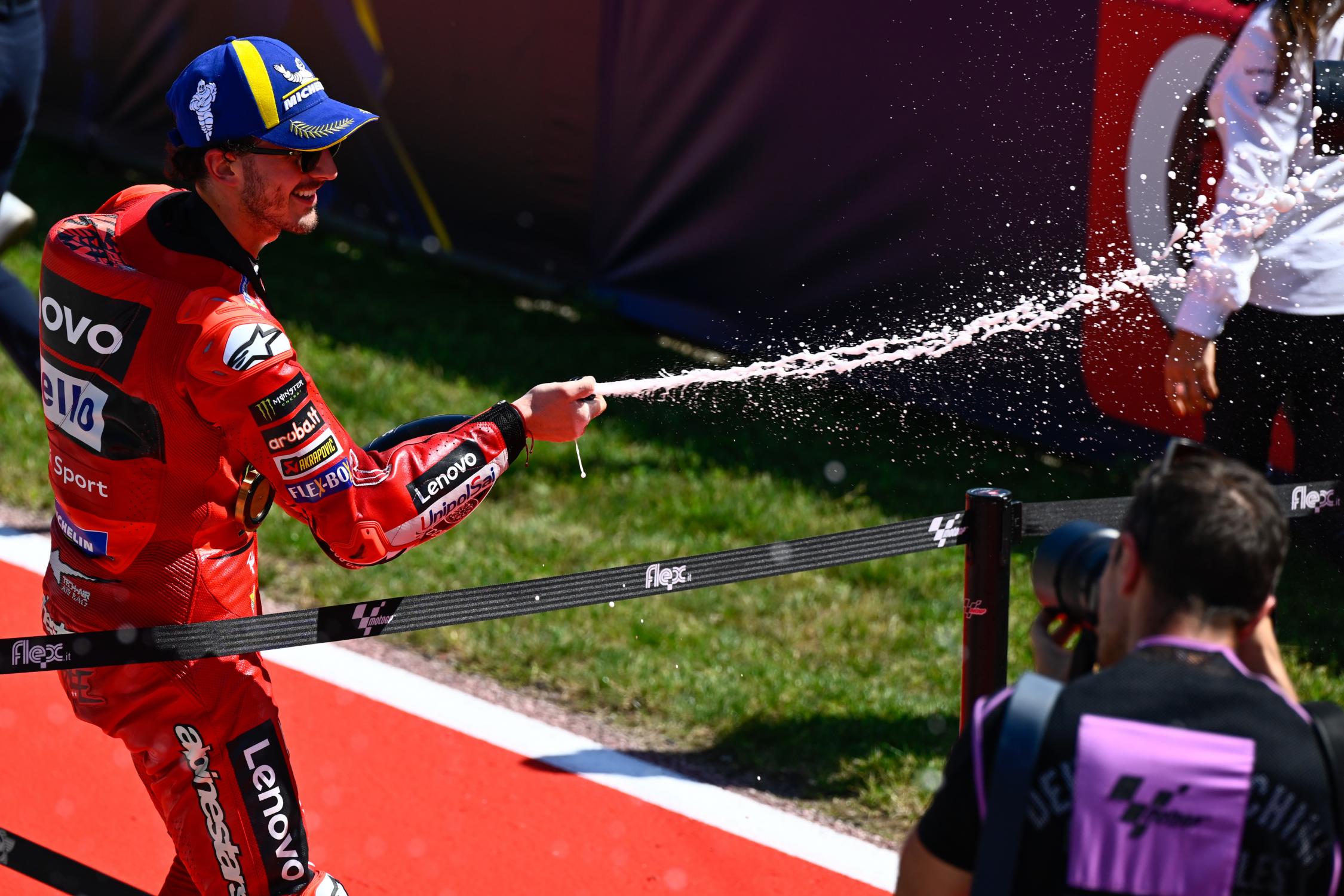 Pecco Bagnaia celebra la victoria en el sprint del GP de Las Américas.