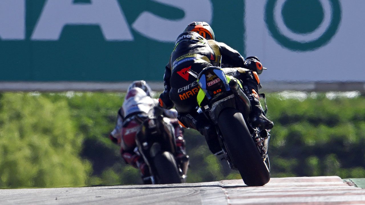 Luca Marini siguiendo a Álex Rins durante la carrera de MotoGP en Austin.