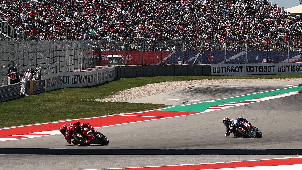 Pecco Bagnaia por delante de Álex Rins antes de irse al suelo en Austin.