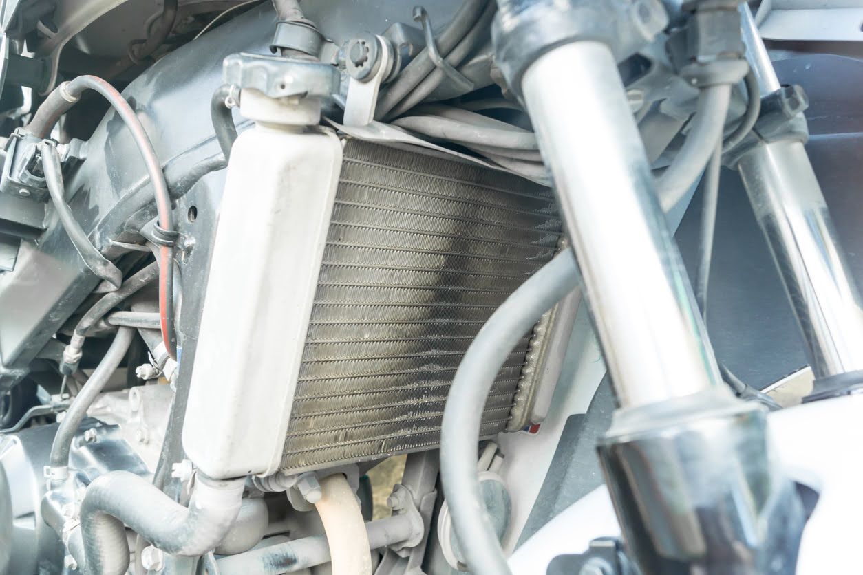 Cómo quitar un radiador de moto