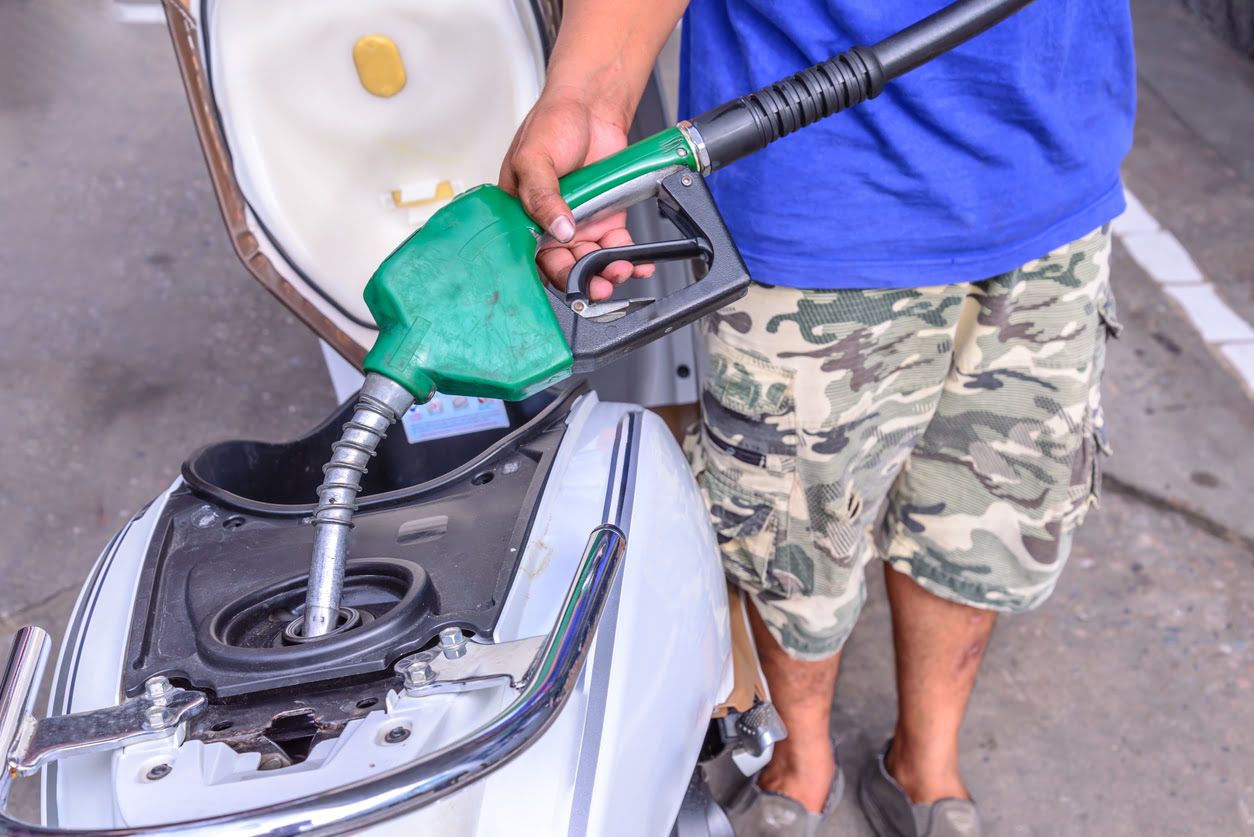 Cómo sacar gasoil de una moto