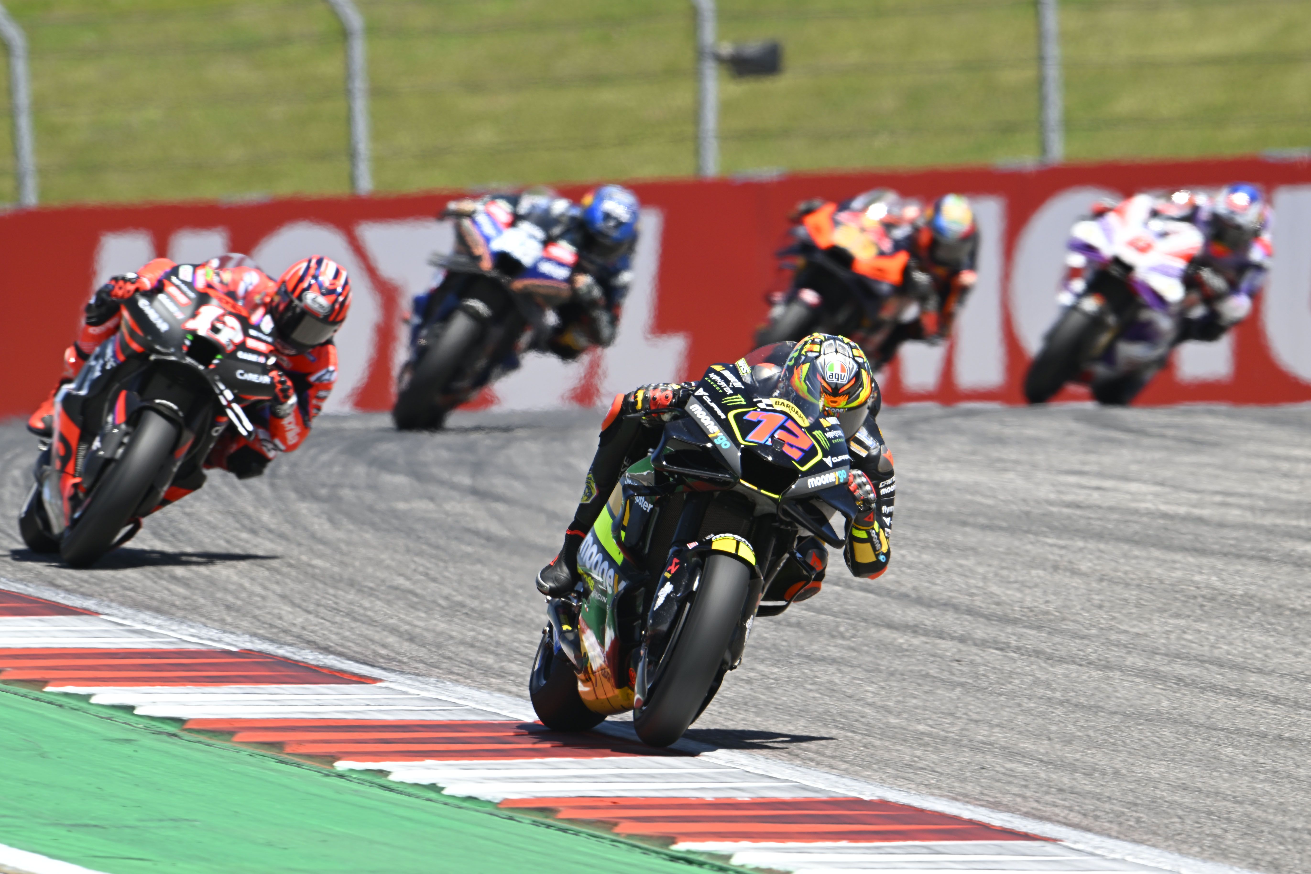 Marco Bezzecchi perseguido por Maverick Viñales y Miguel Oliveira, MotoGP Américas 2023