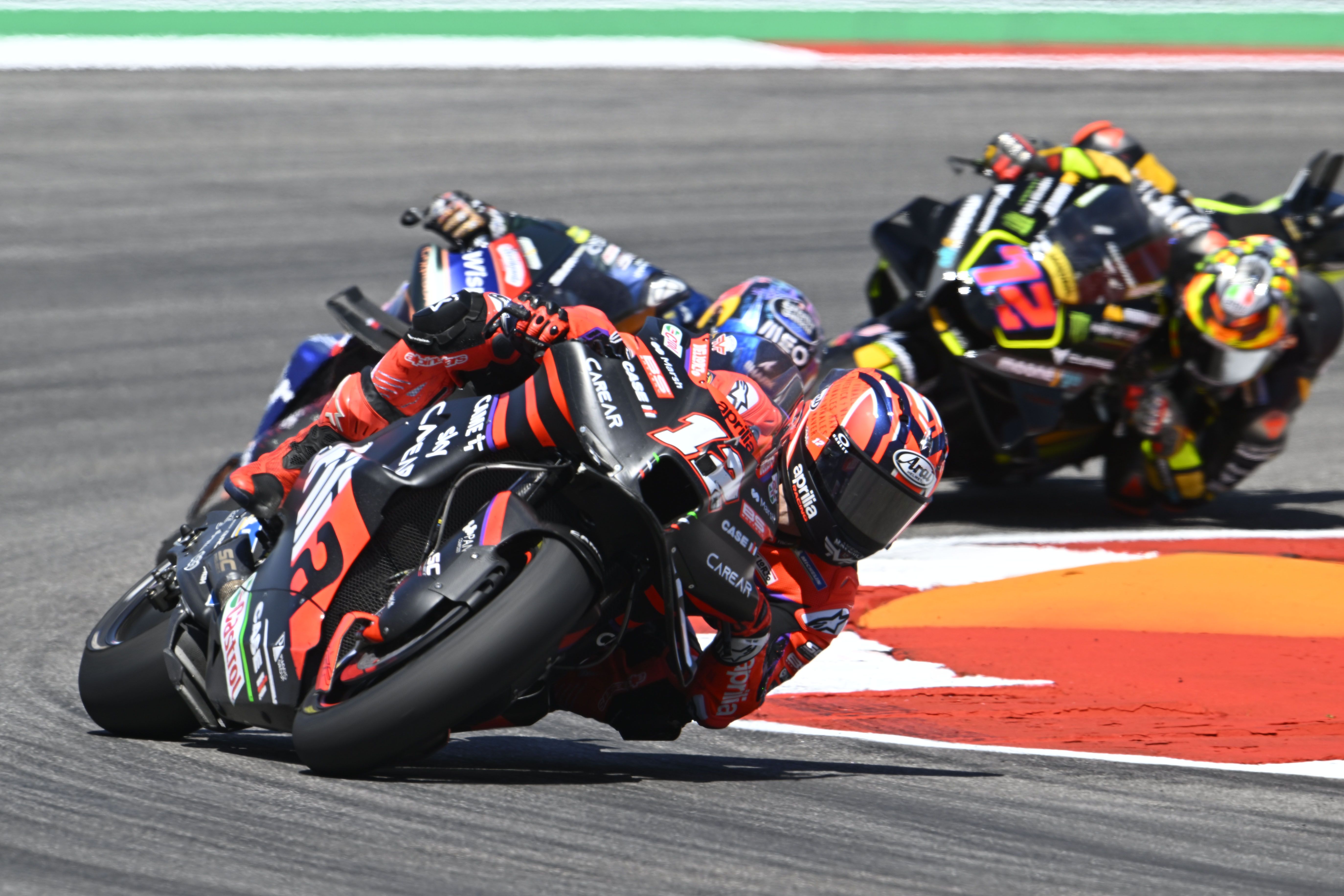 Maverick Viñales con Miguel Oliveira pegado y Marco Bezzecchi detrás, MotoGP Américas 2023