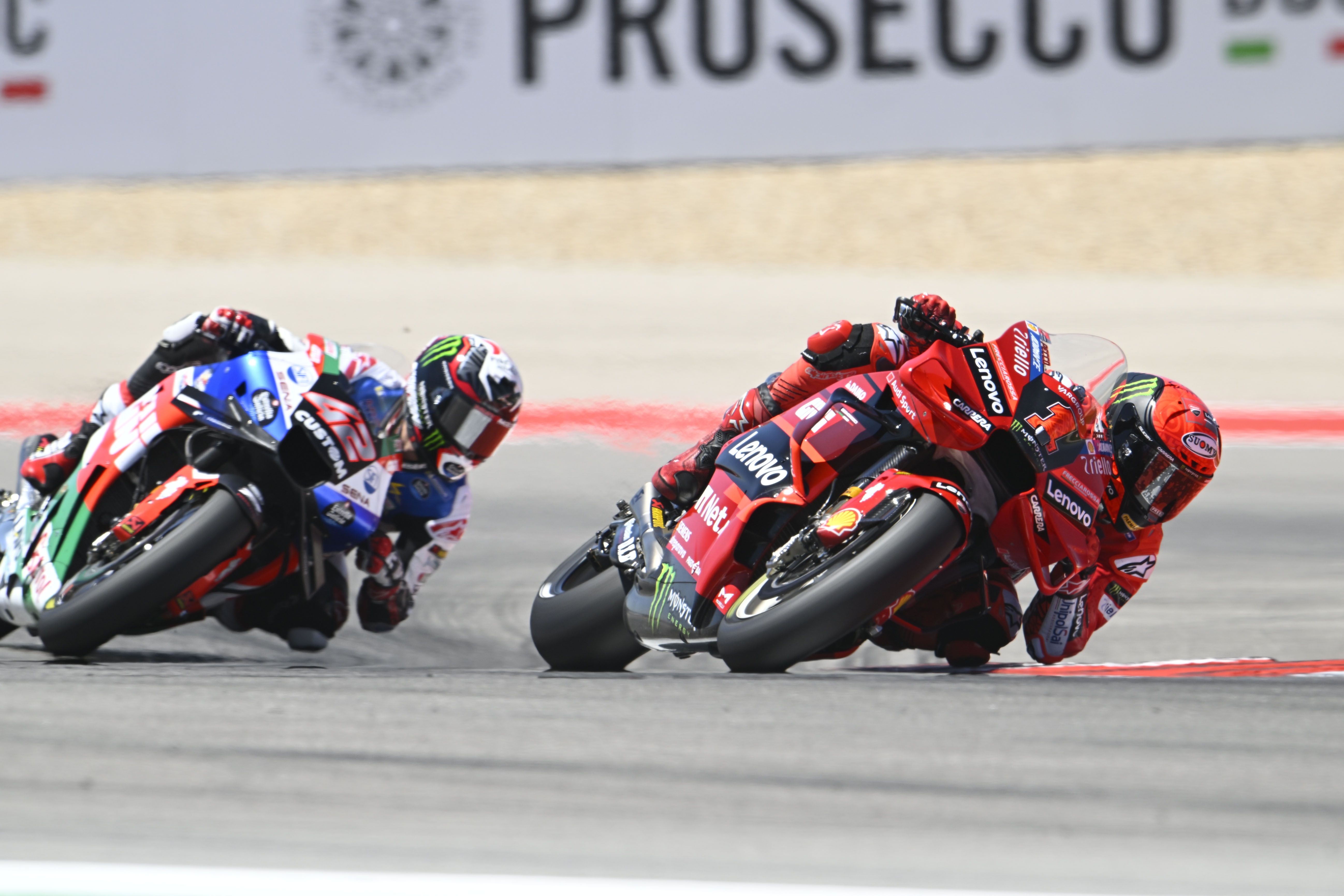 Pecco Bagnaia con Álex Rins detrás, MotoGP Américas 2023