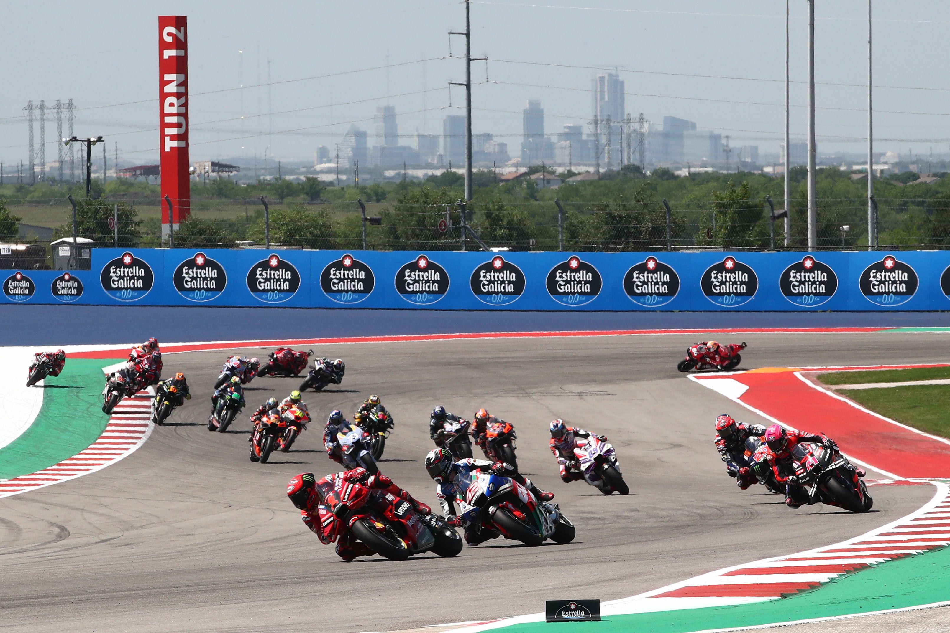 Pecco Bagnaia lidera en la salida ante Álex Rins y Aleix Espargaró, MotoGP Américas 2023