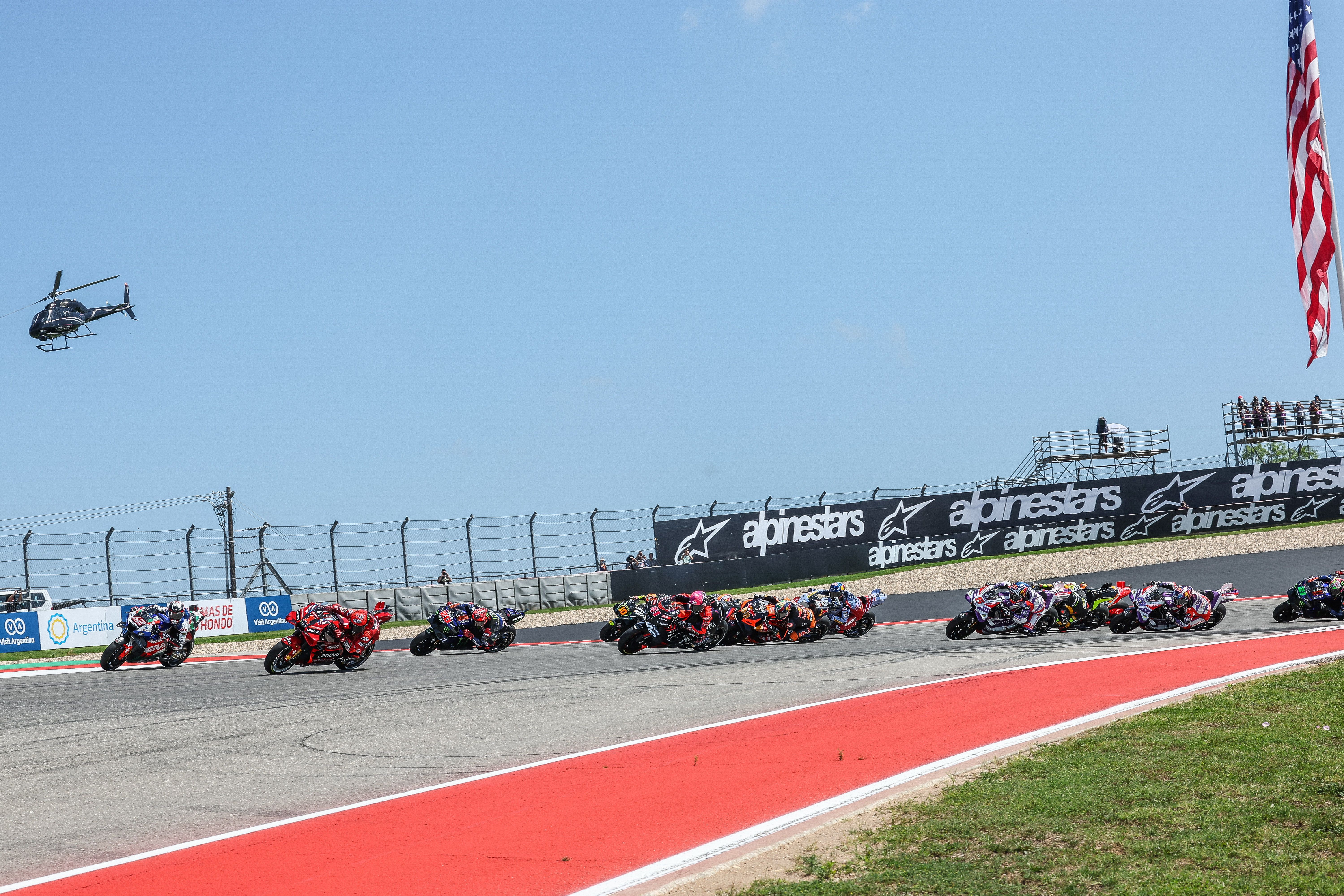 Pecco Bagnaia supera a Álex Rins en la salida en presencia de Fabio Quartararo, MotoGP Américas 2023